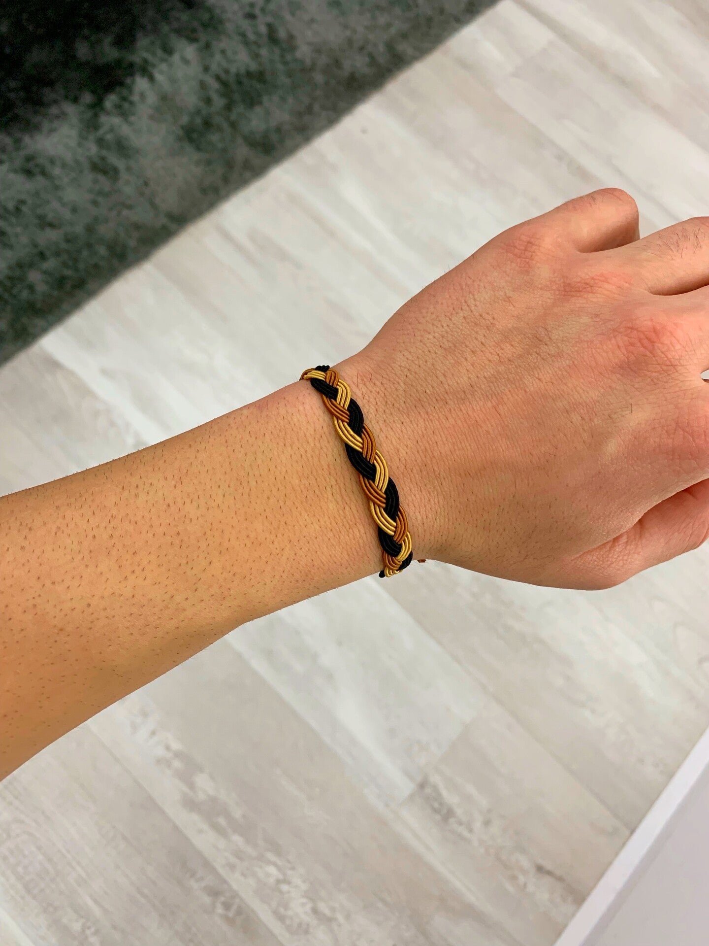 Pulseira de tecido entrançada tricolor