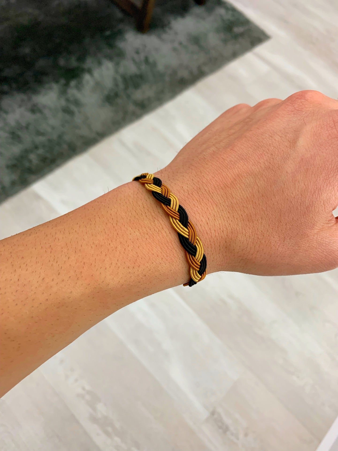 Pulseira de tecido entrançada tricolor