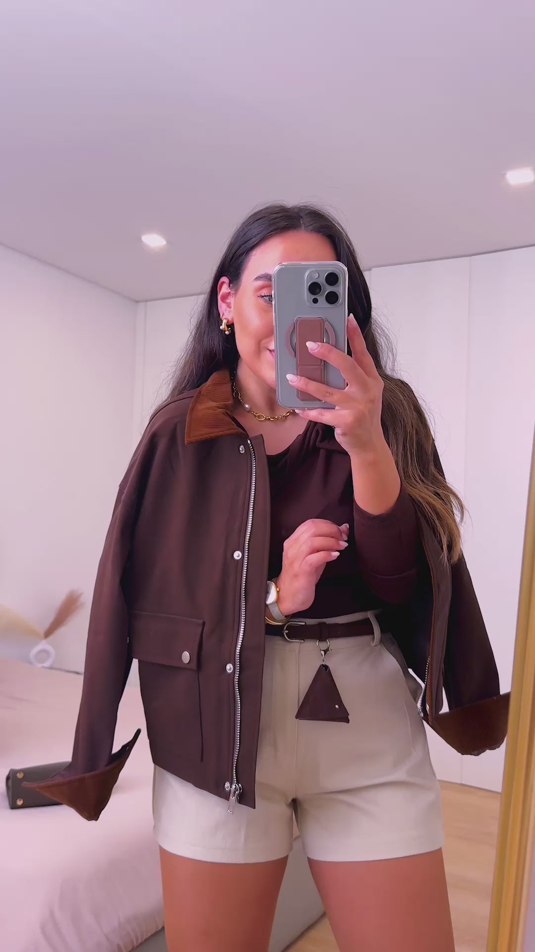 Casaco castanho com pormenores em bombazine e toque aveludado • ELLI WHITE