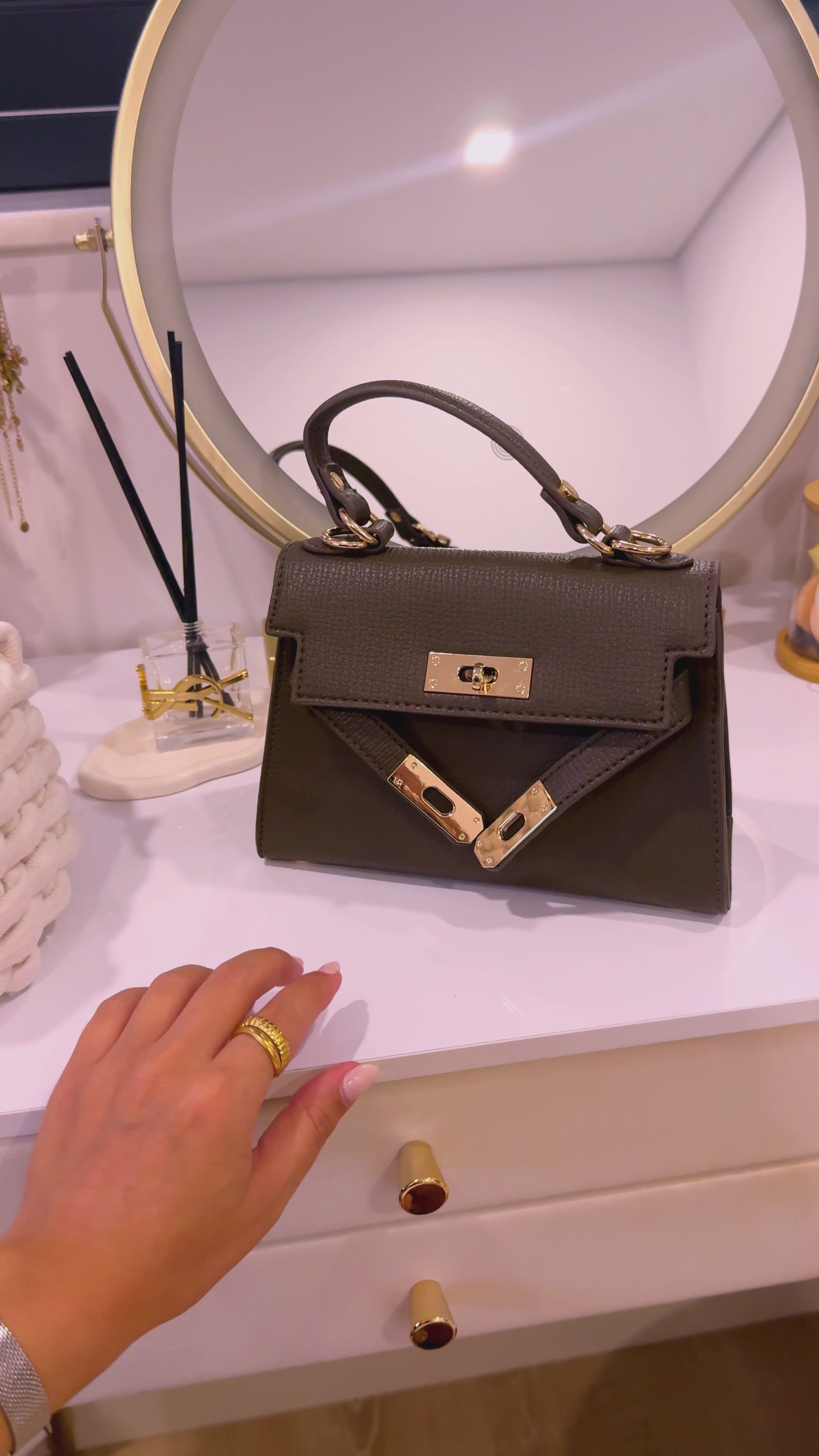 Mala de mão elegante com pormenores dourados | Verde