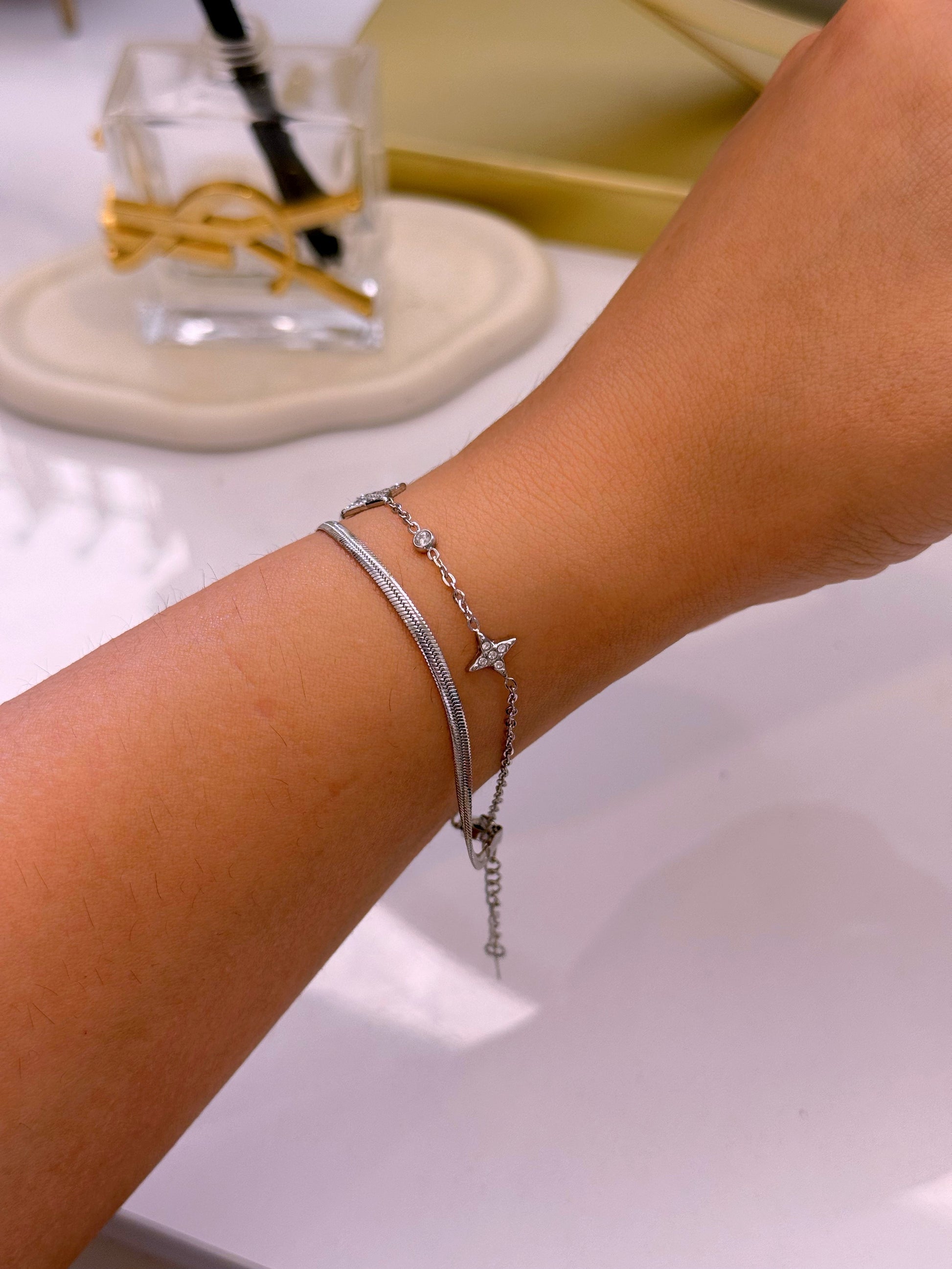 Pulseira efeito duplo malha achatada e malha fininha com estrelas e brilhantes | Prateado