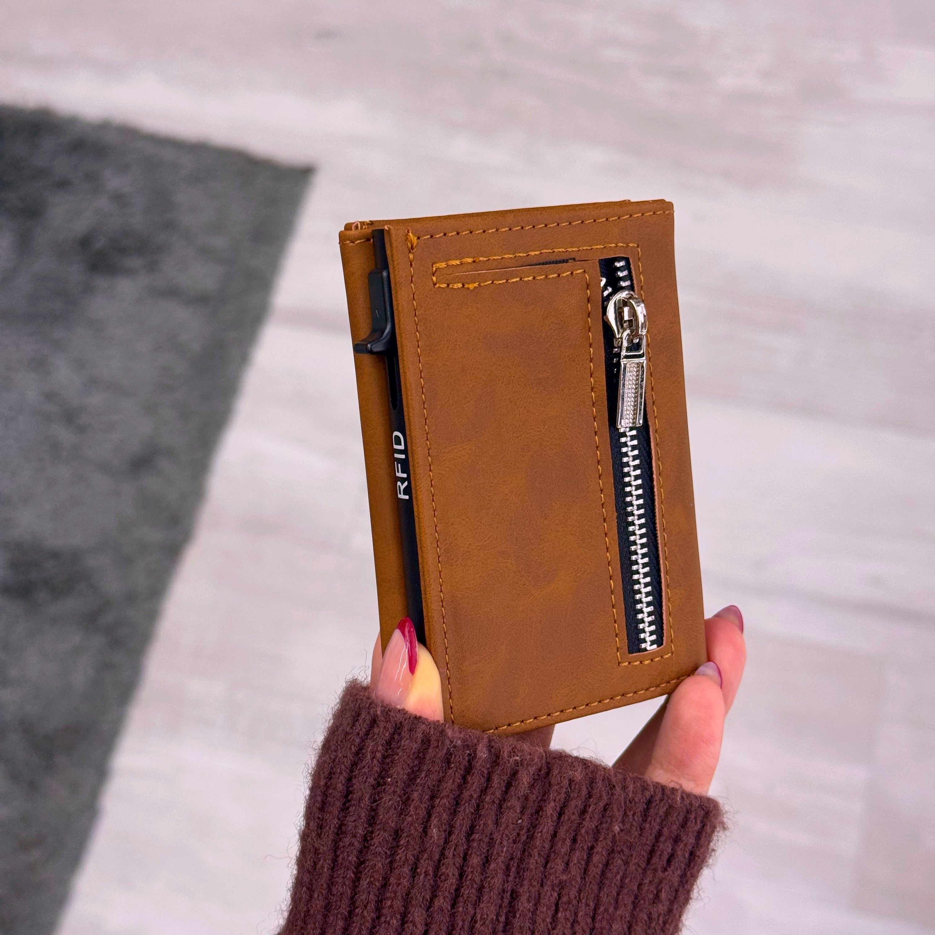 Porta cartões com fecho e aba extra para notas  | Castanho claro
