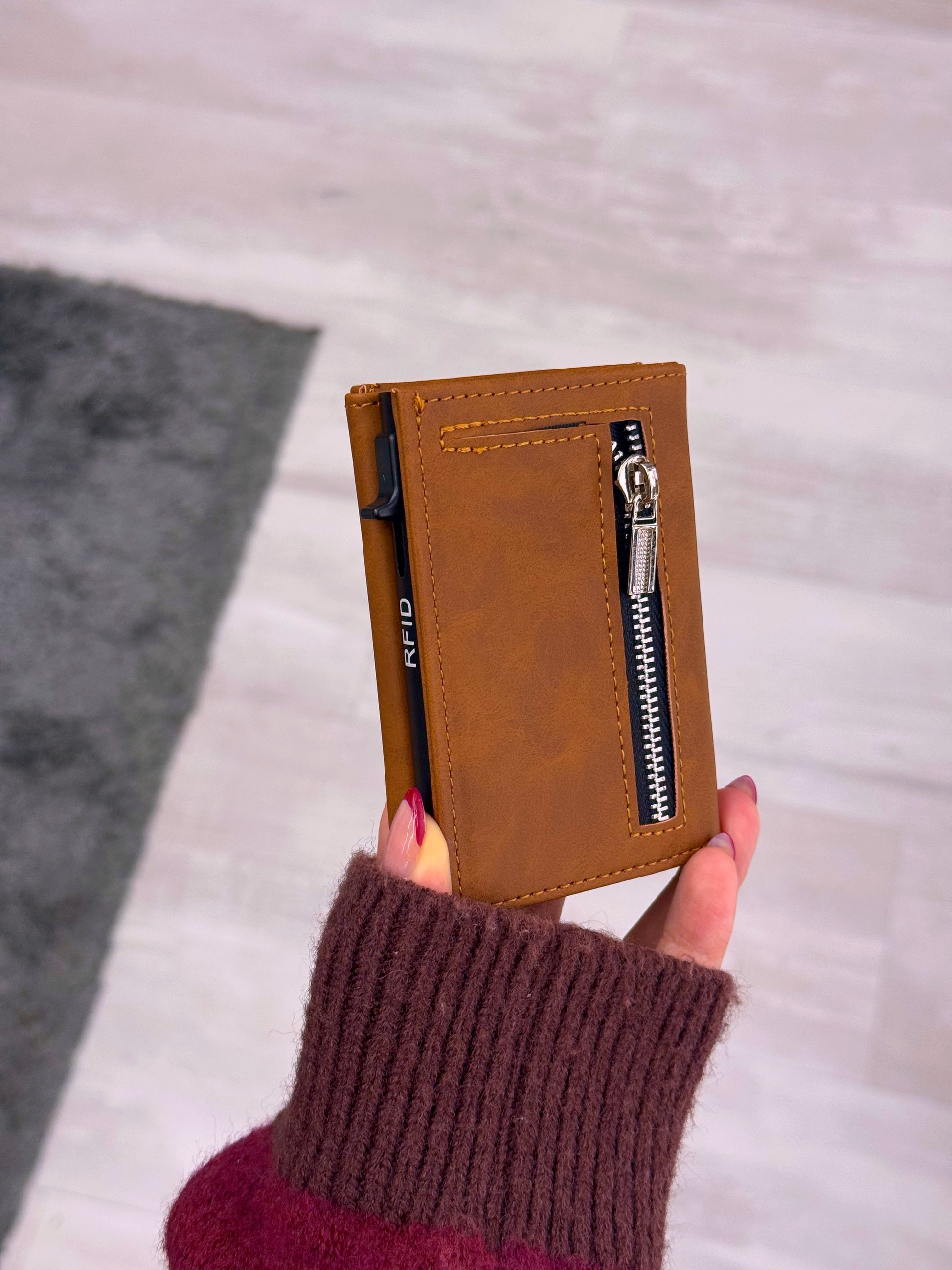Porta cartões com fecho e aba extra para notas  | Castanho claro