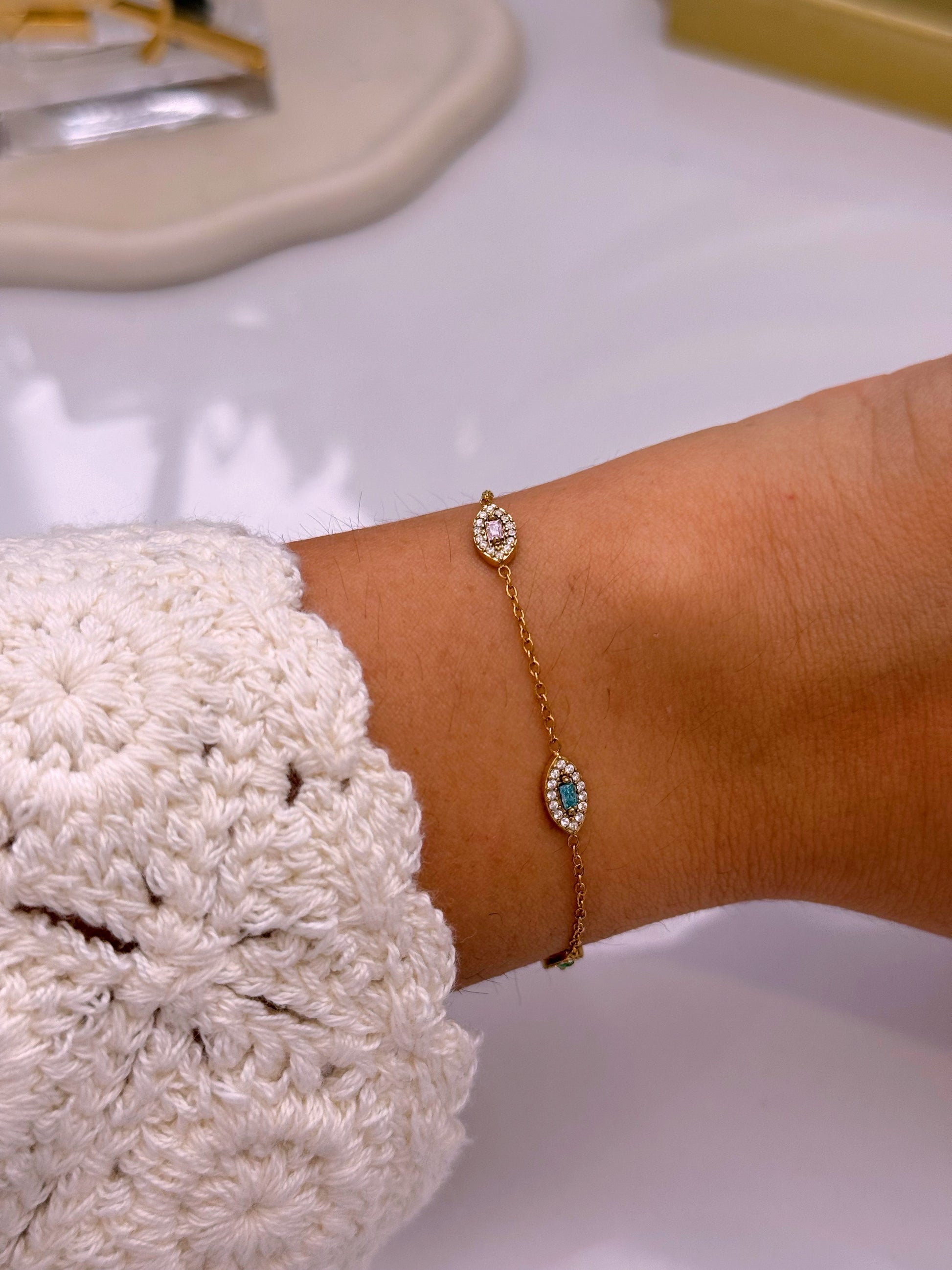 Pulseira olho grego com 3 brilhantes coloridos | Dourada