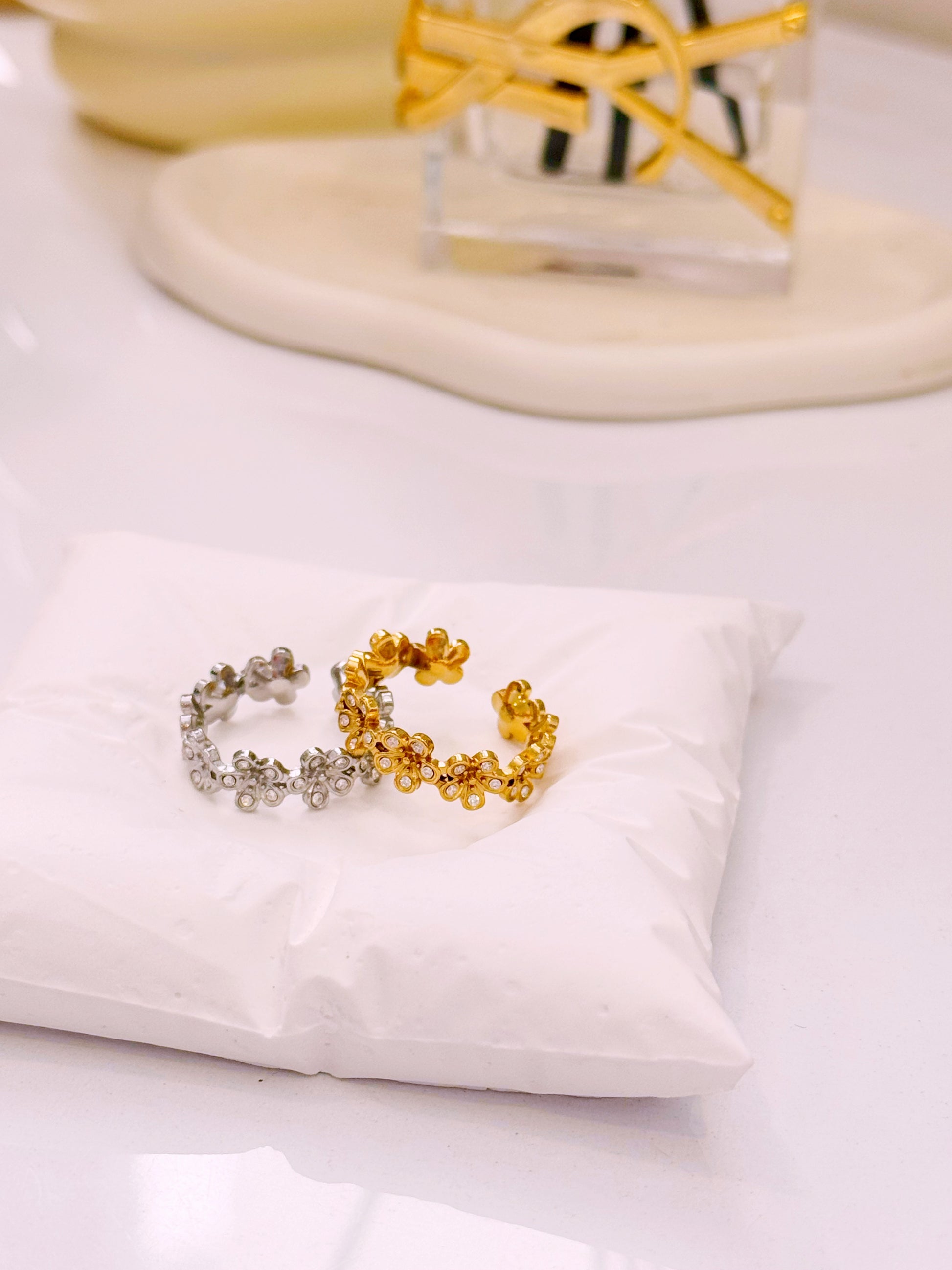 Anel ajustável com flores e brilhantes | 2 Cores