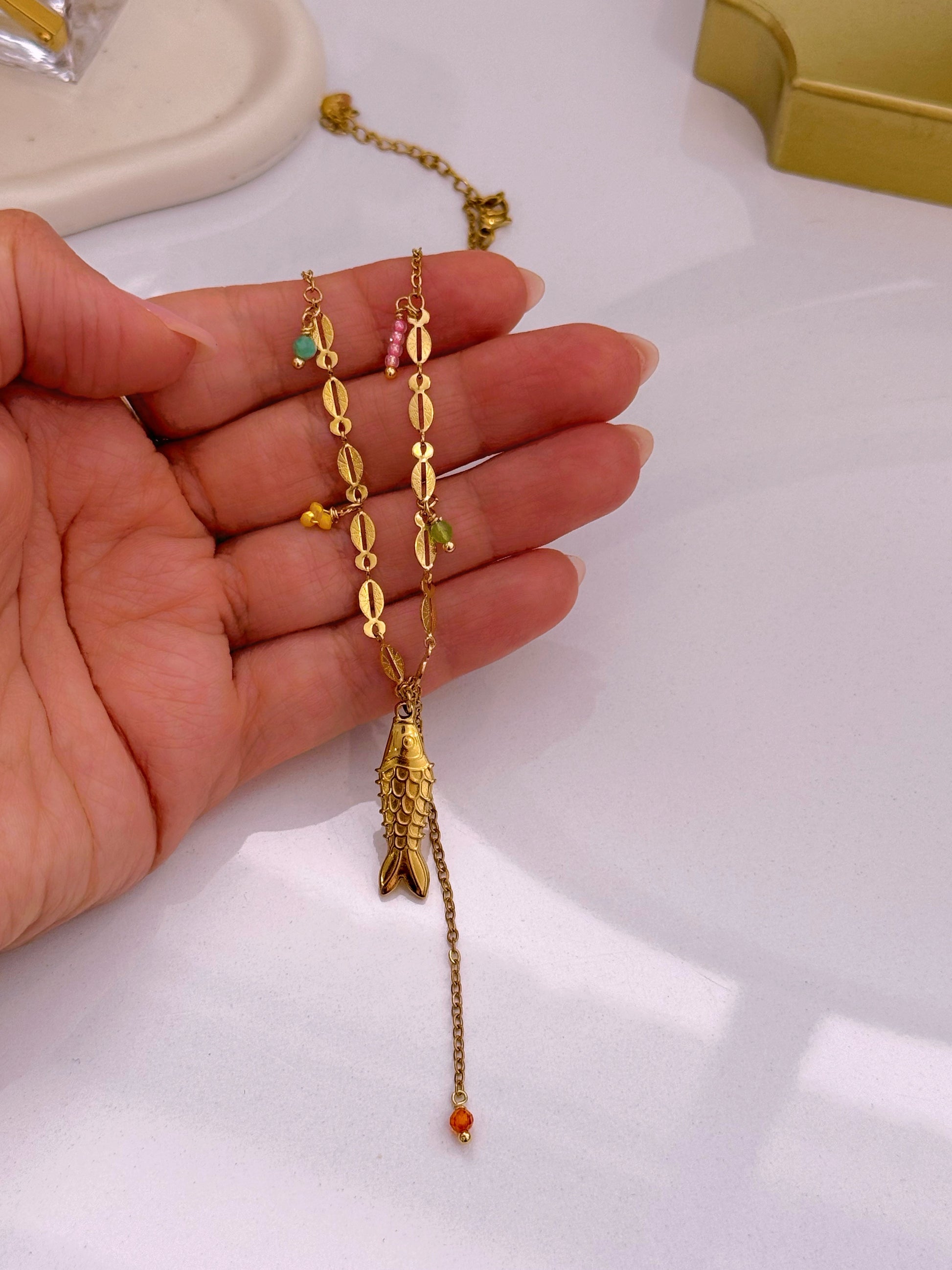 Colar delicado com peixe e pedrinhas coloridas | Dourado