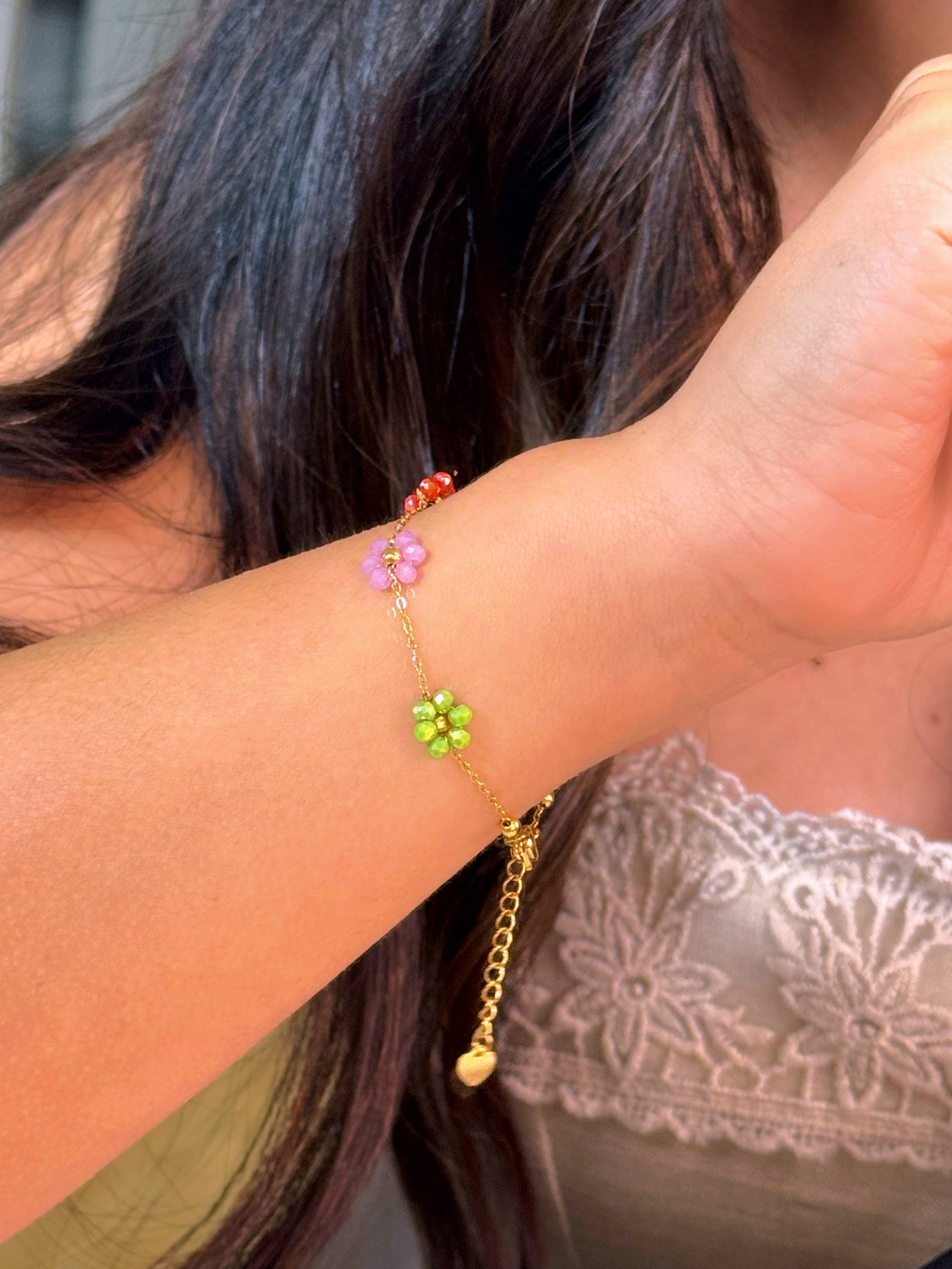 Pulseira delicada com flores coloridas | Dourado