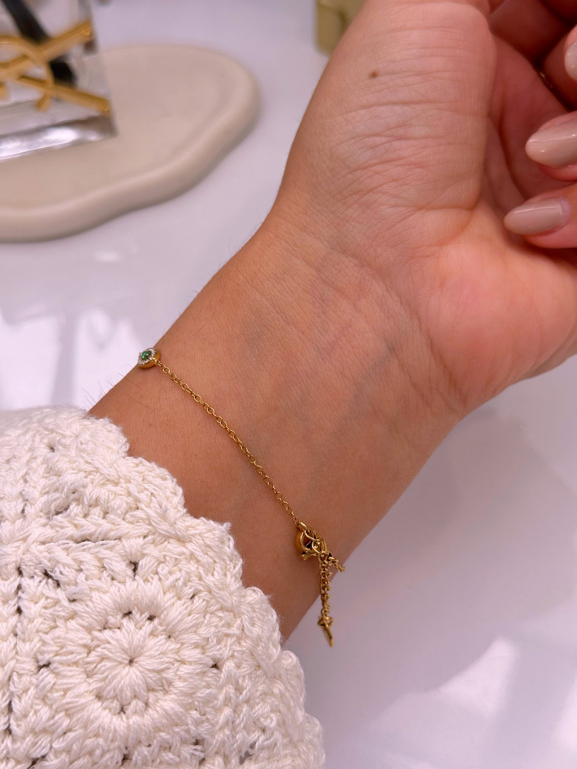 Pulseira olho grego com 3 brilhantes coloridos | Dourada