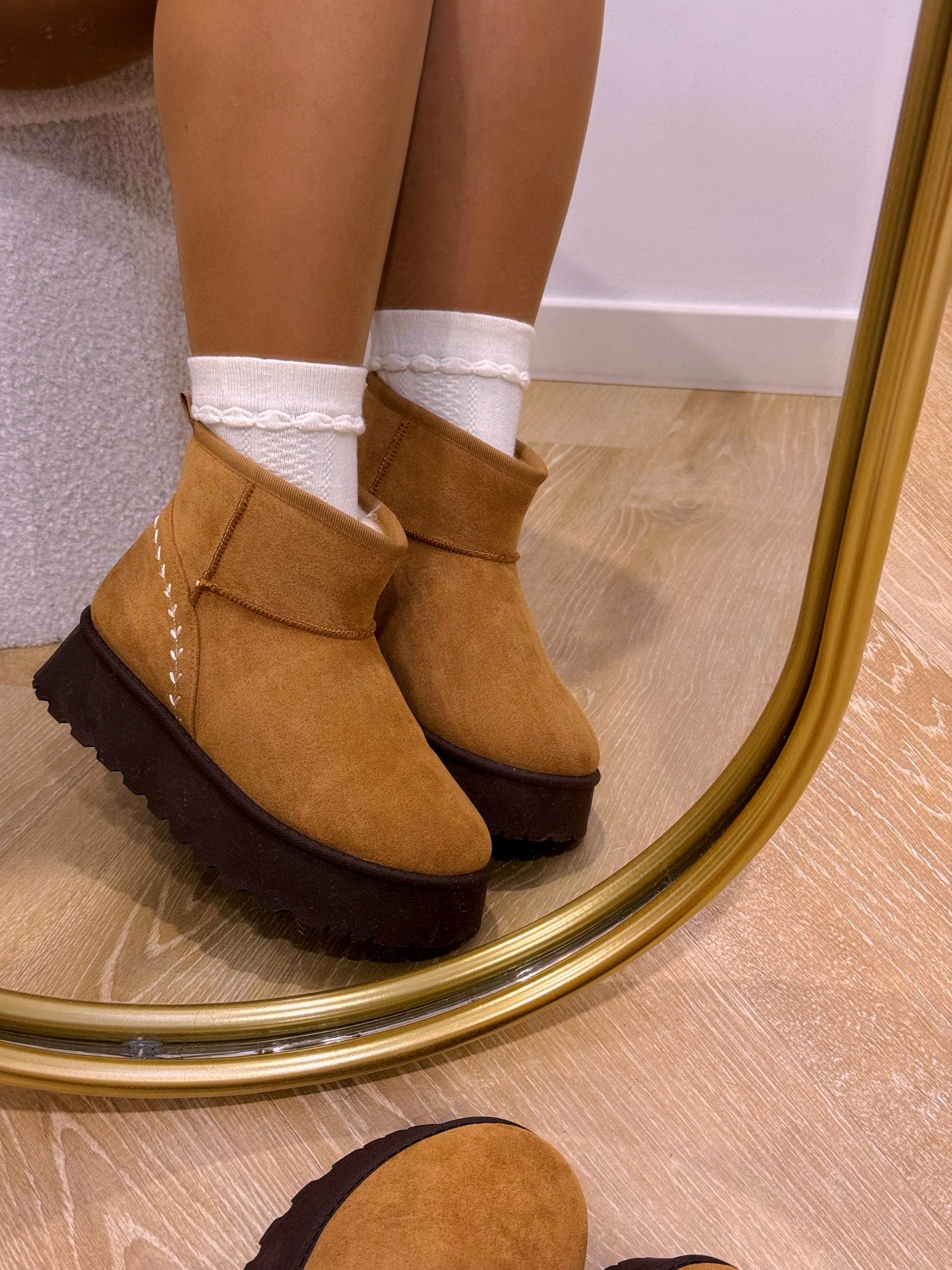 Bota pantufa com pelinho e detalhe bordado | Camel
