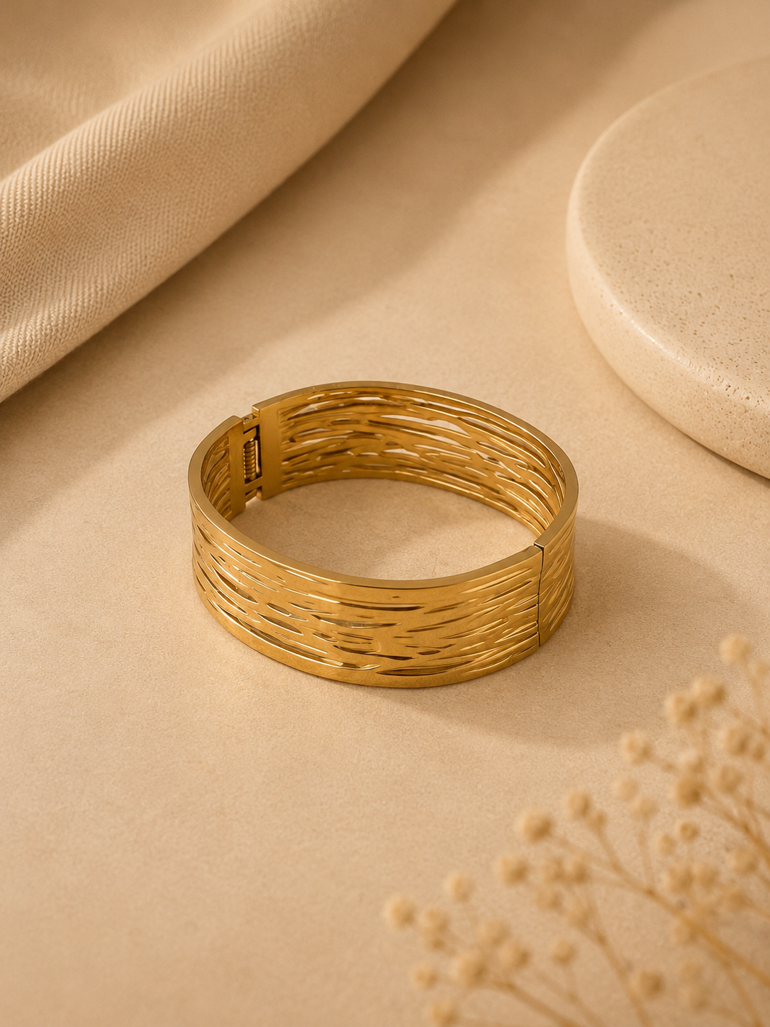 Pulseira rígida larga com relevos | Dourado