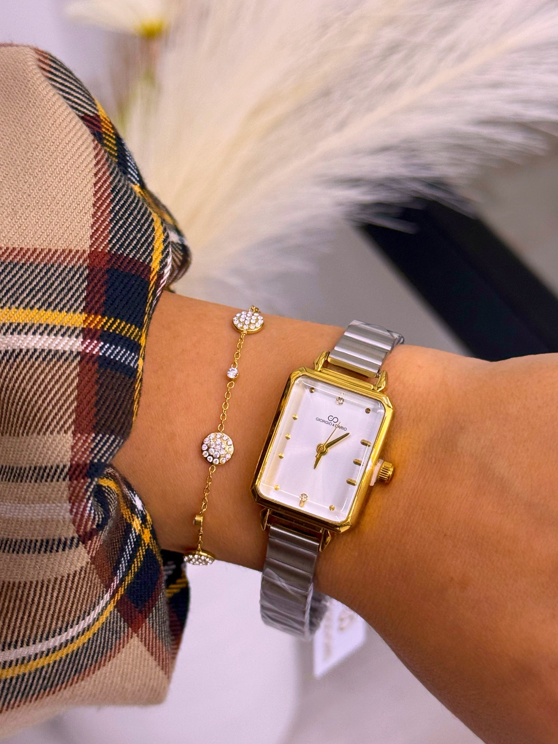 Relógio analógico com mostrador retangular | Mix prata e dourado