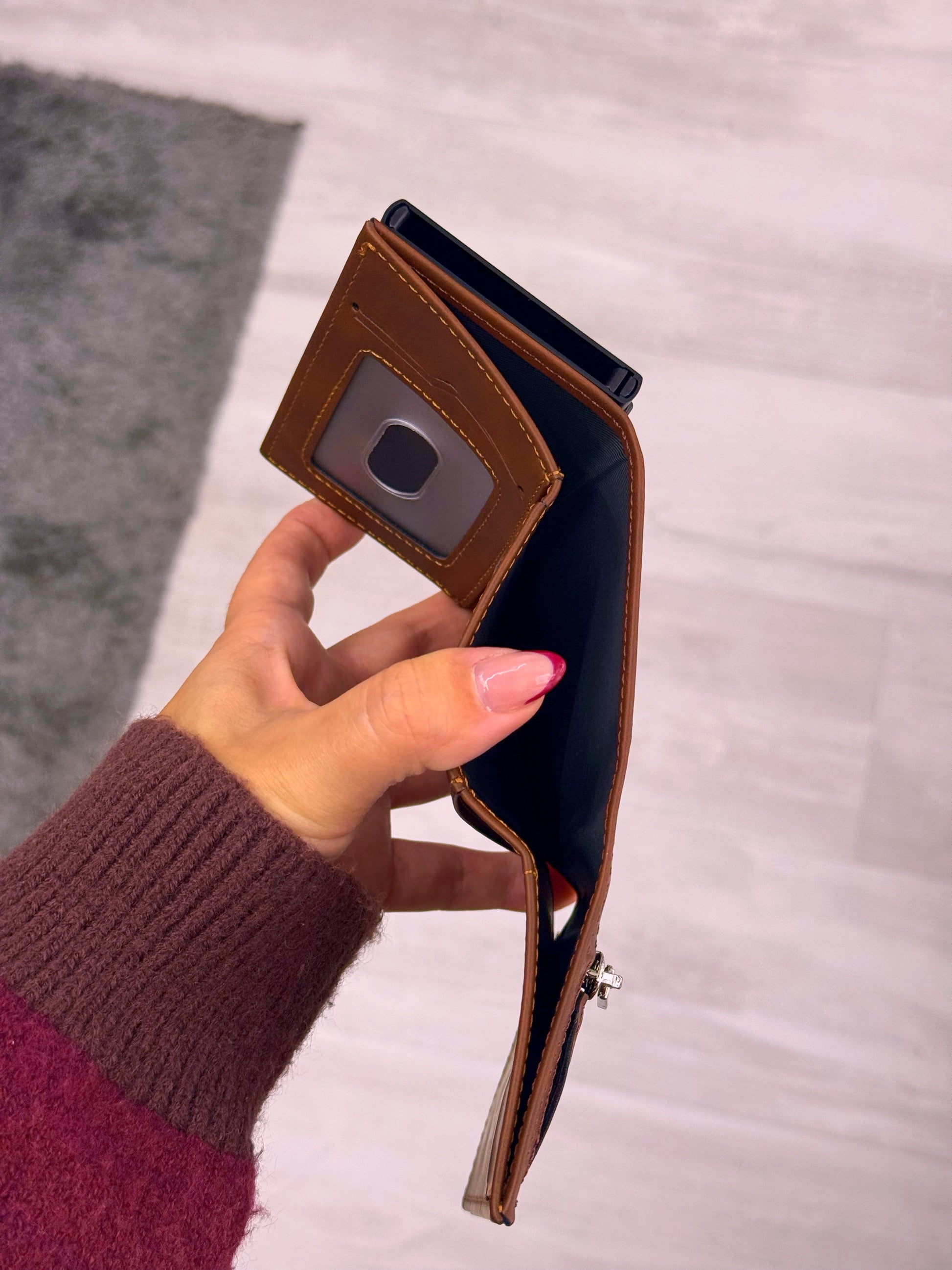 Porta cartões com fecho e aba extra para notas  | Castanho escuro