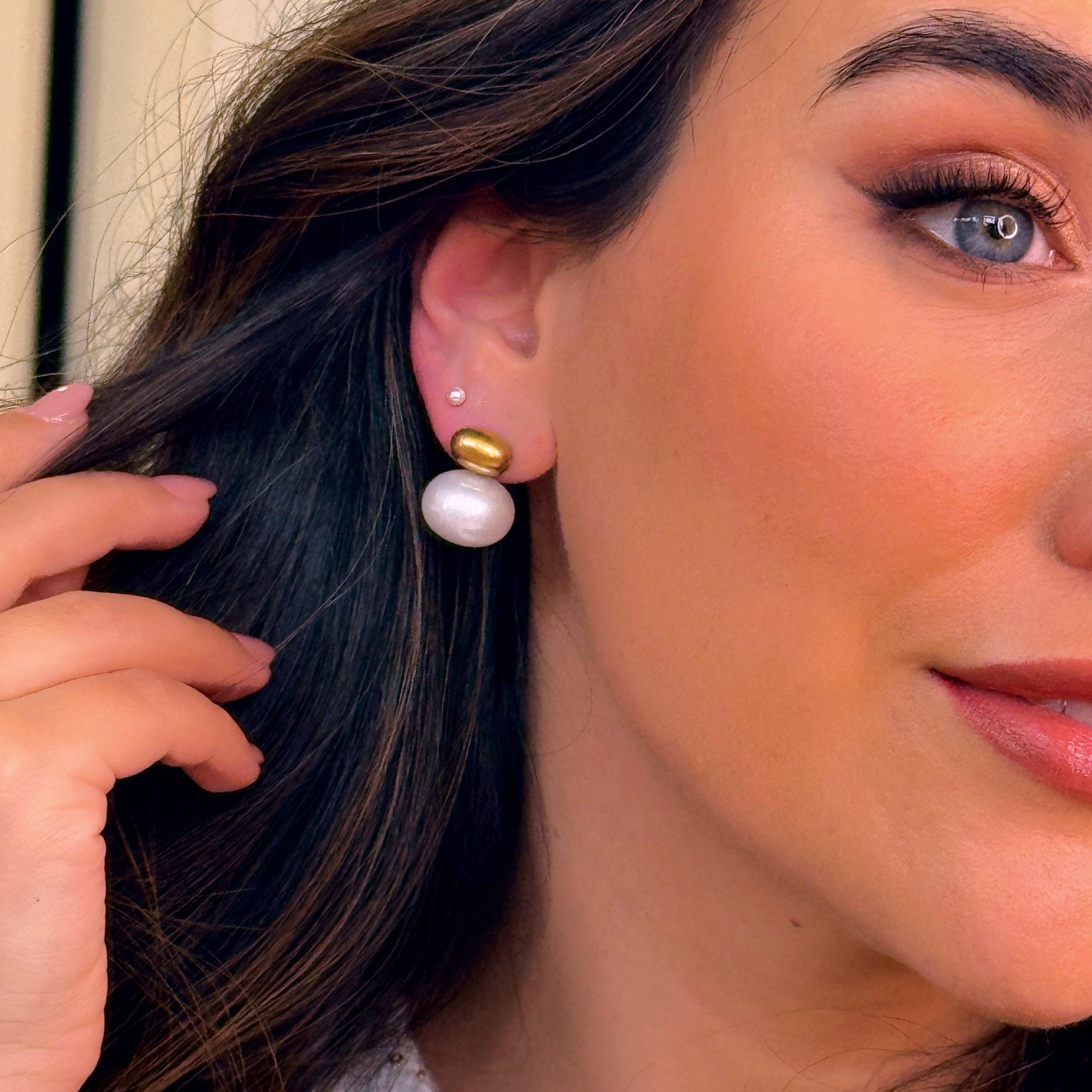 Brincos elegantes com detalhe oval e pérola irregular | Dourado