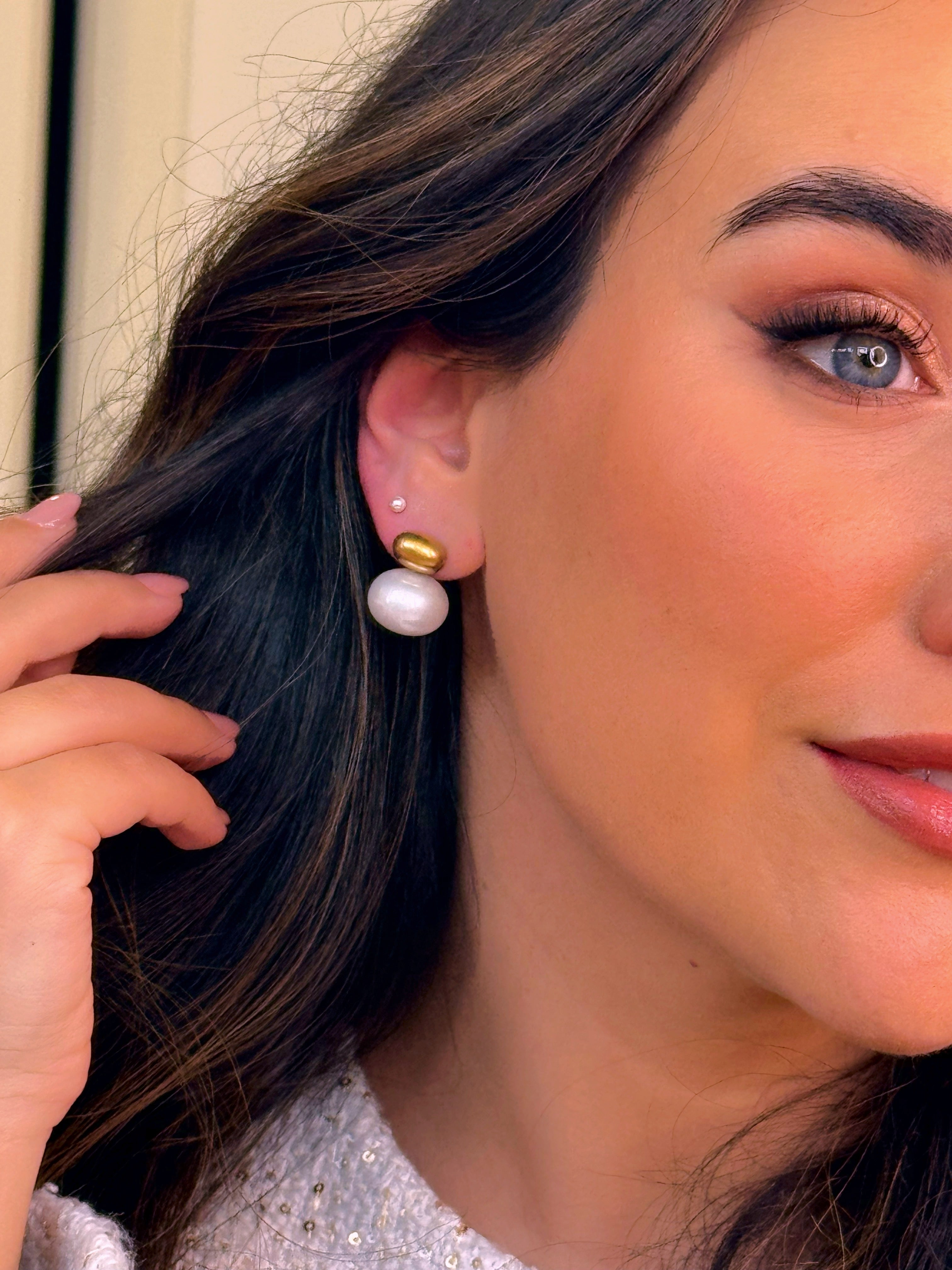 Brincos elegantes com detalhe oval e pérola irregular | Dourado