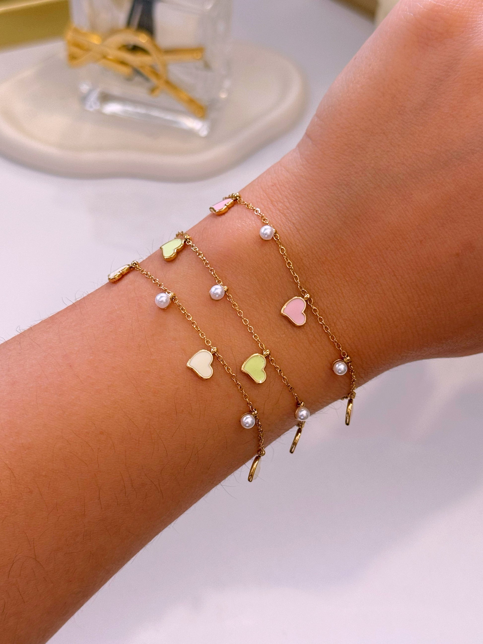 Pulseira delicada • corações em esmalte mini pérolas | 3 Cores