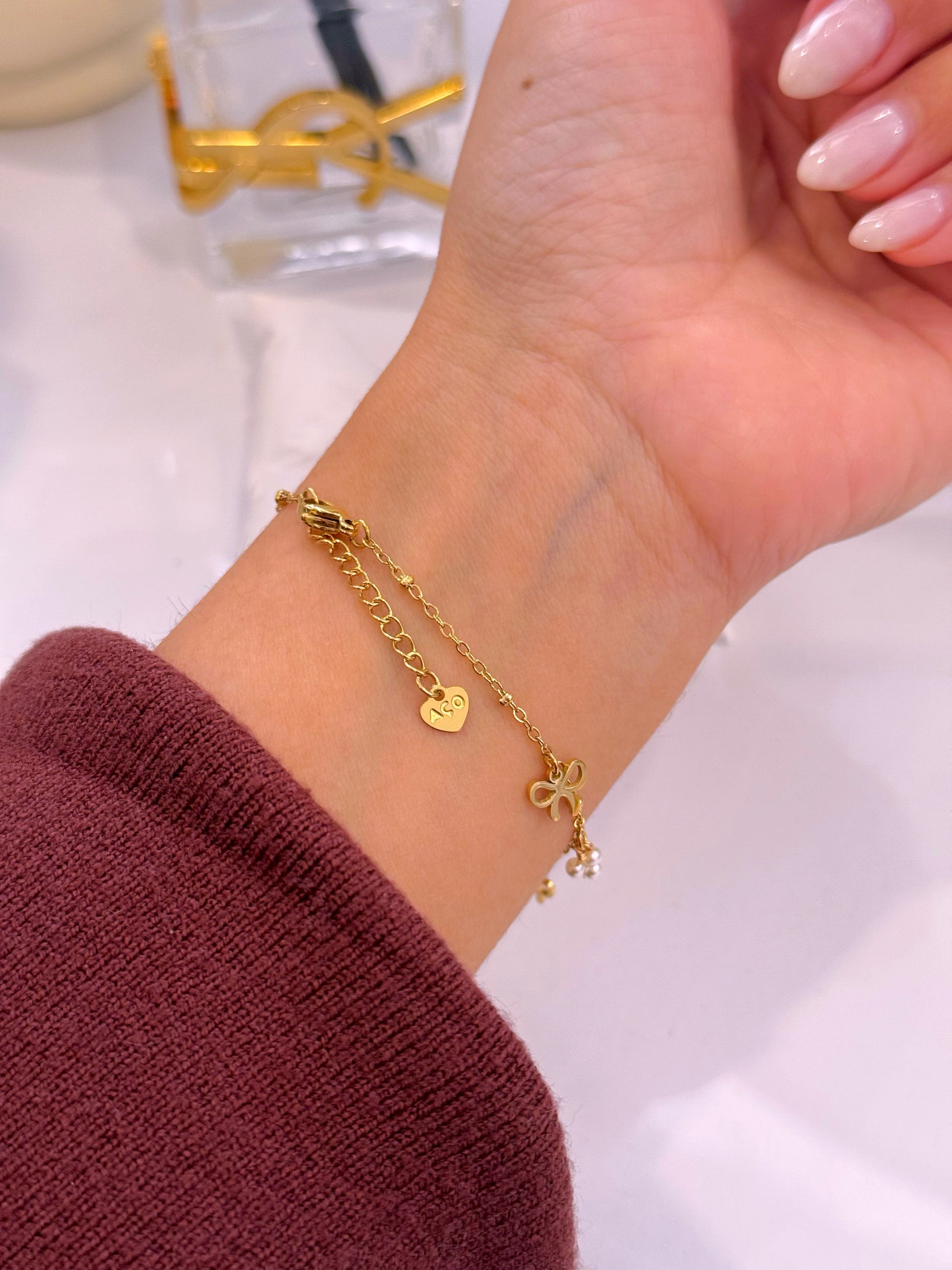 Pulseira delicada com laçinhos e pérolas | Dourada