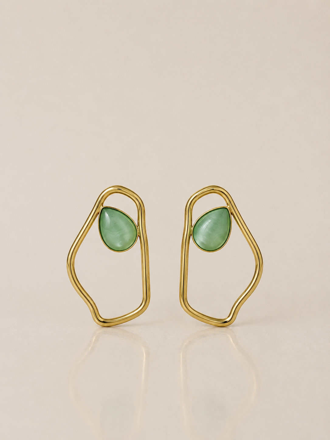 Brincos aro irregular com pedra verde | Dourado