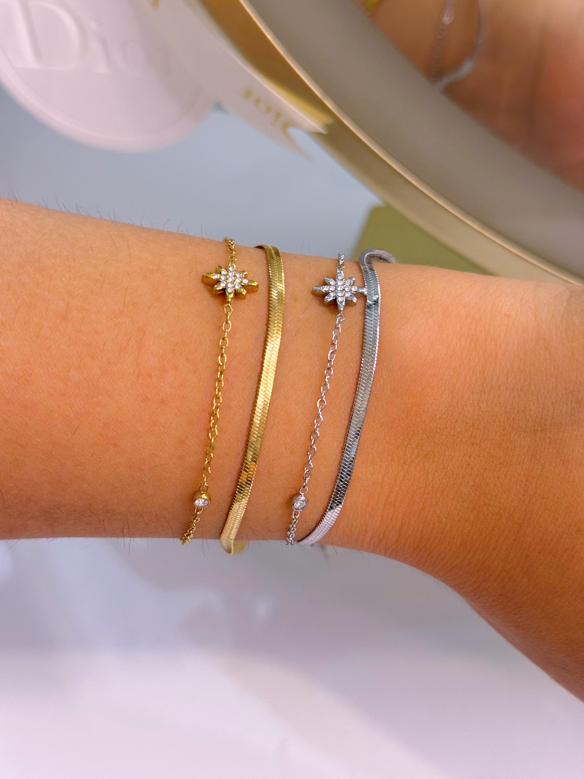 Pulseira efeito duplo malha achatada e malha fininha com estrela e brilhantes | 2 cores