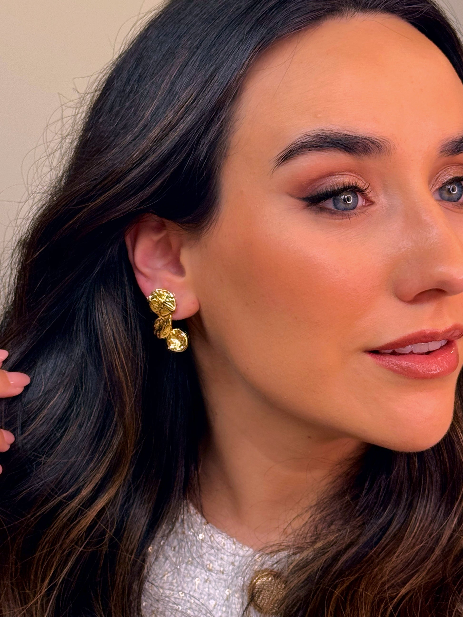 Brincos elegantes com relevos | Dourado