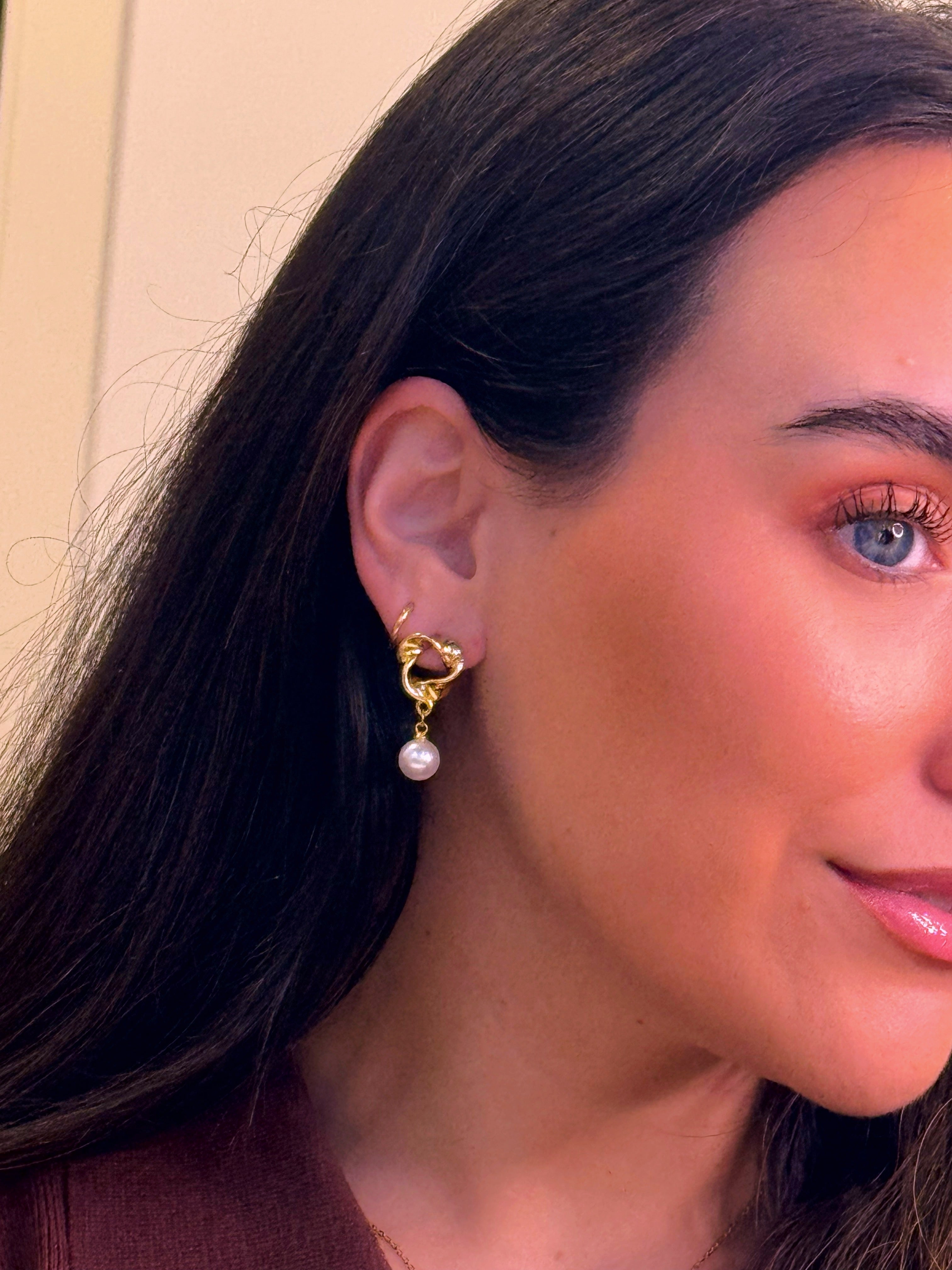 Brincos círculo torcido com pérola em pendente | Dourado