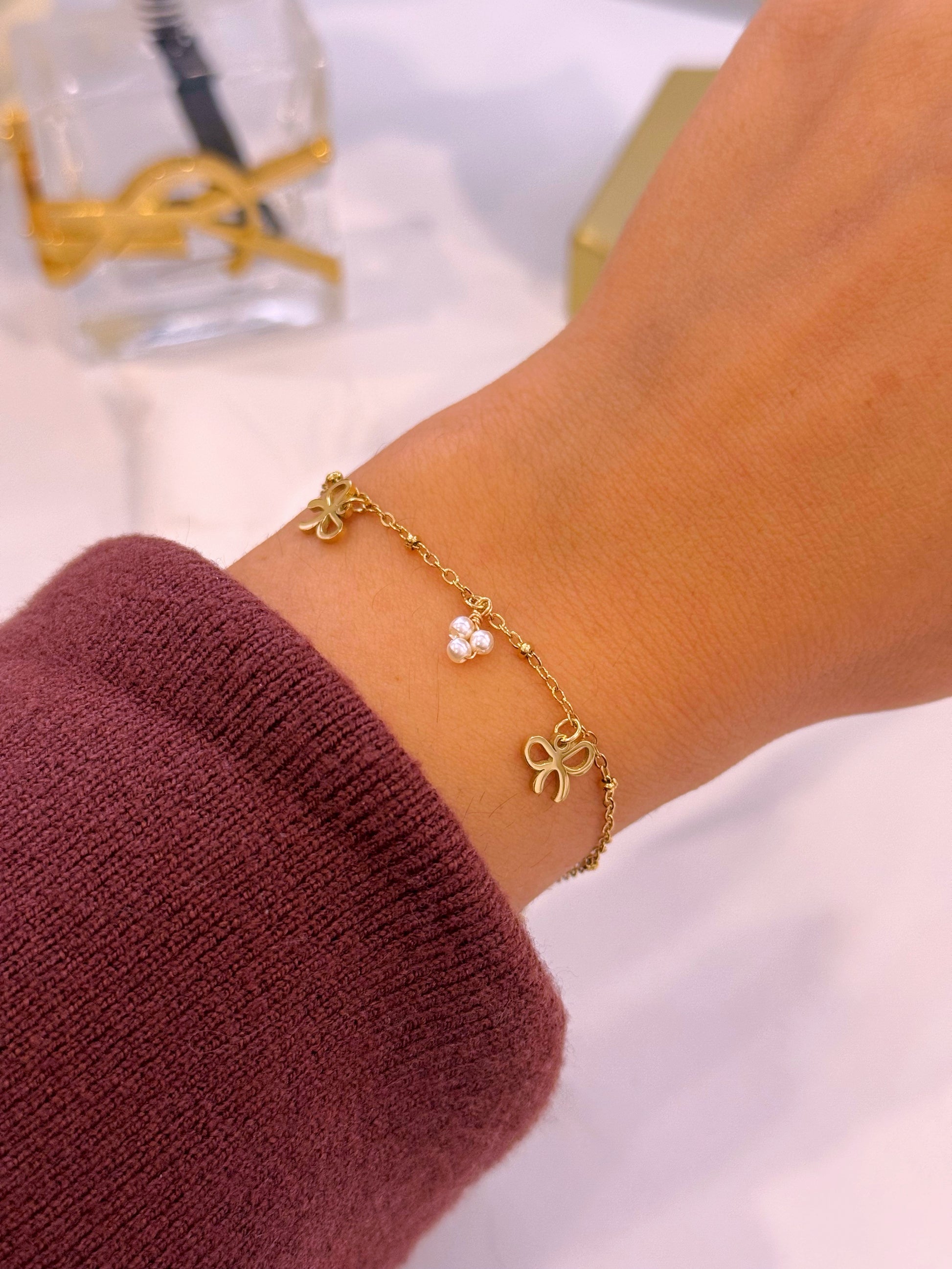 Pulseira delicada com laçinhos e pérolas | Dourada
