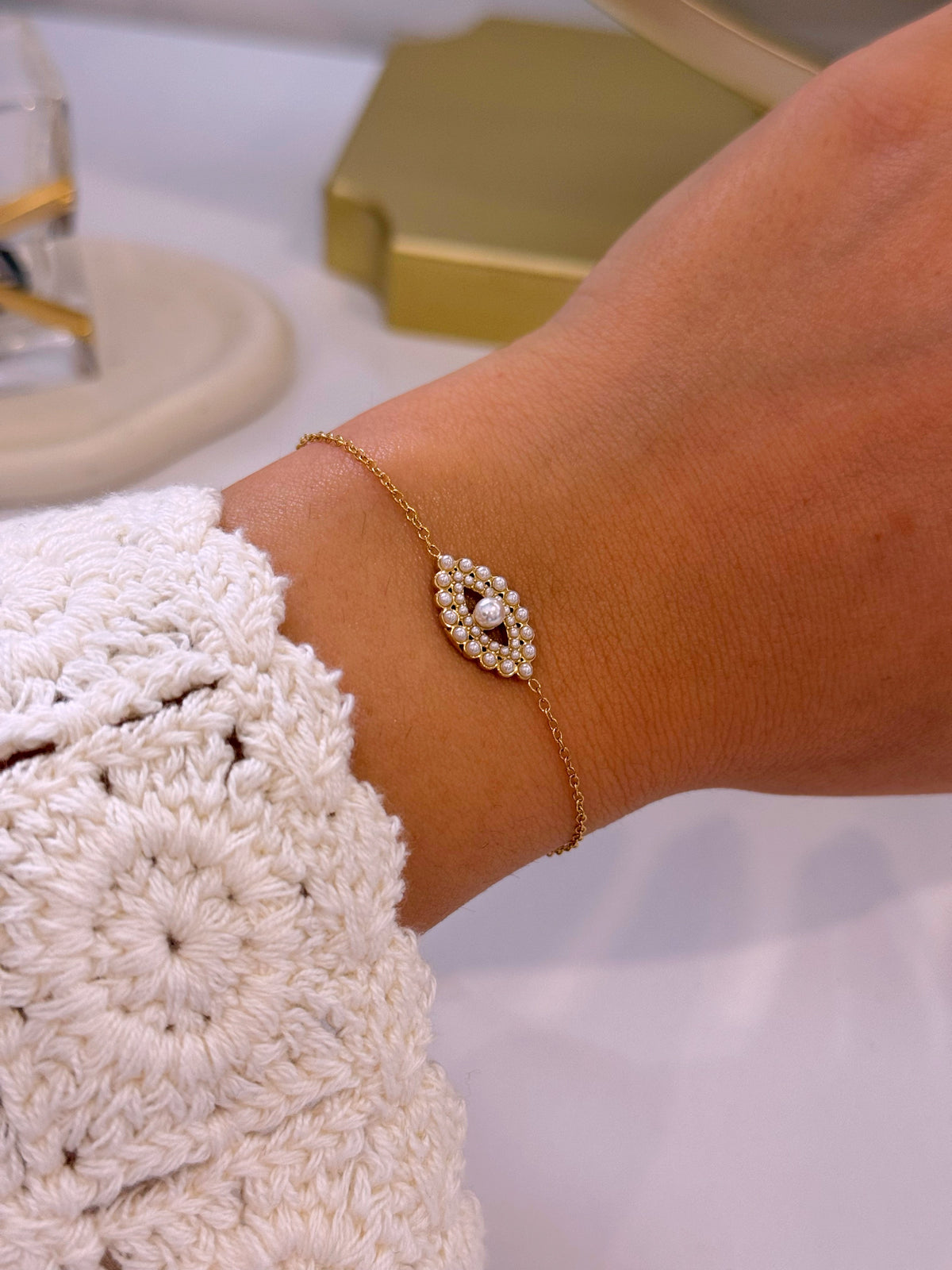 Pulseira olho grego preenchida com pérolas | Dourado