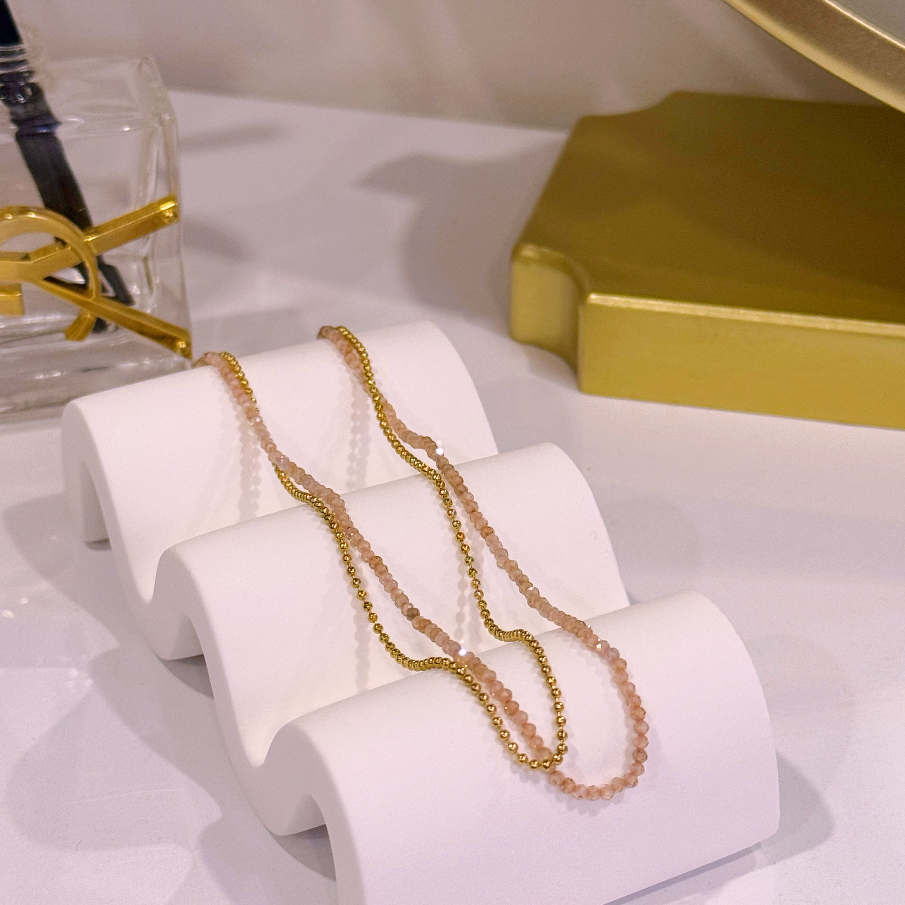 Colar efeito duplo com missangas rosa e bolinhas | Dourado