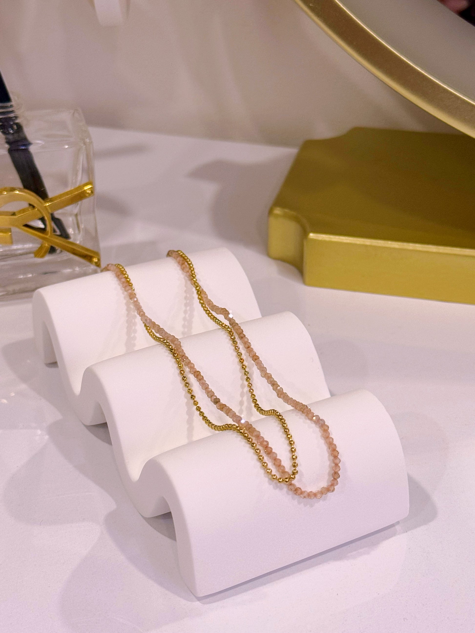 Colar efeito duplo com missangas rosa e bolinhas | Dourado