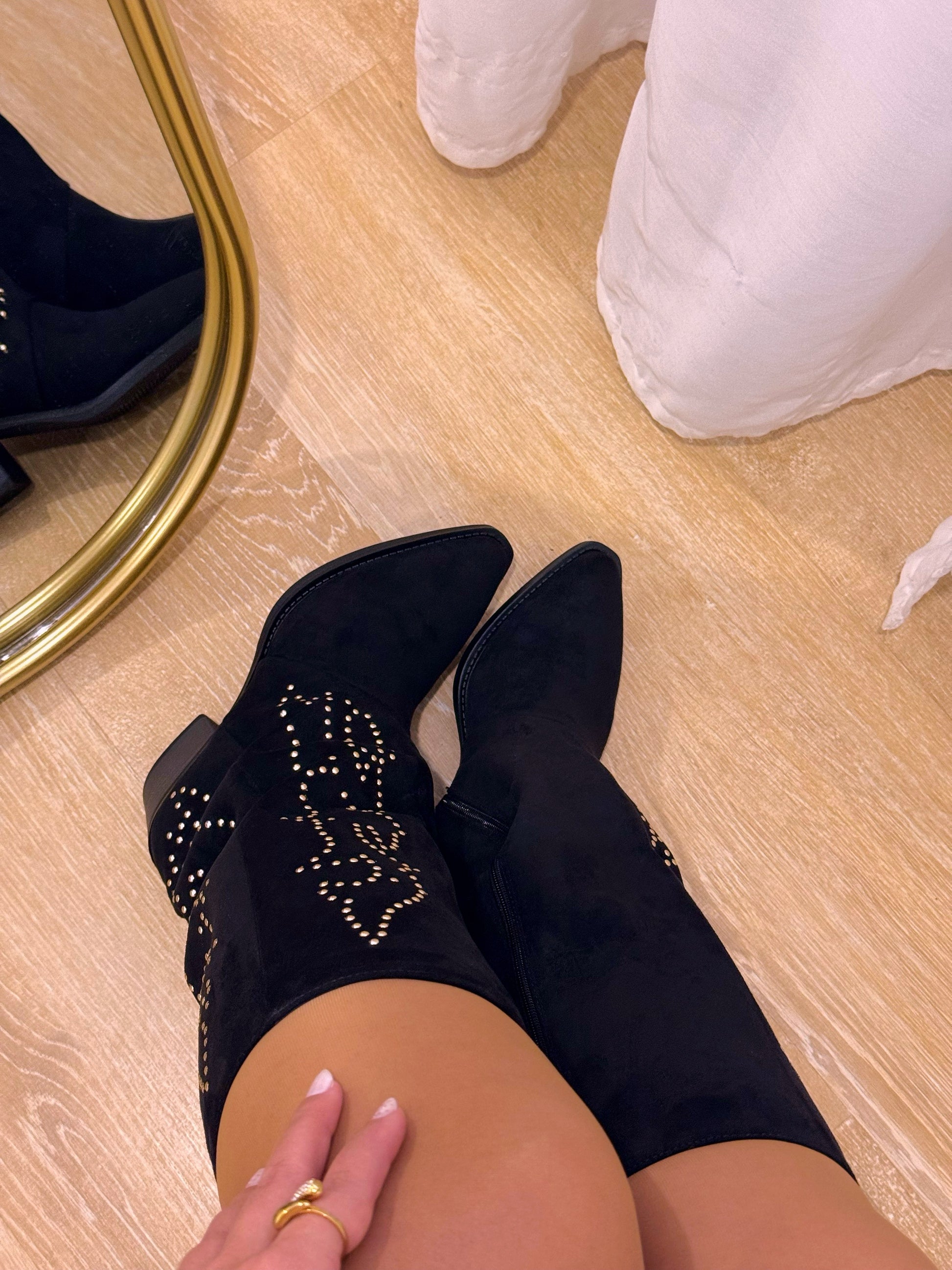 Bota com efeito camurça e pormenores metálicos • Preto