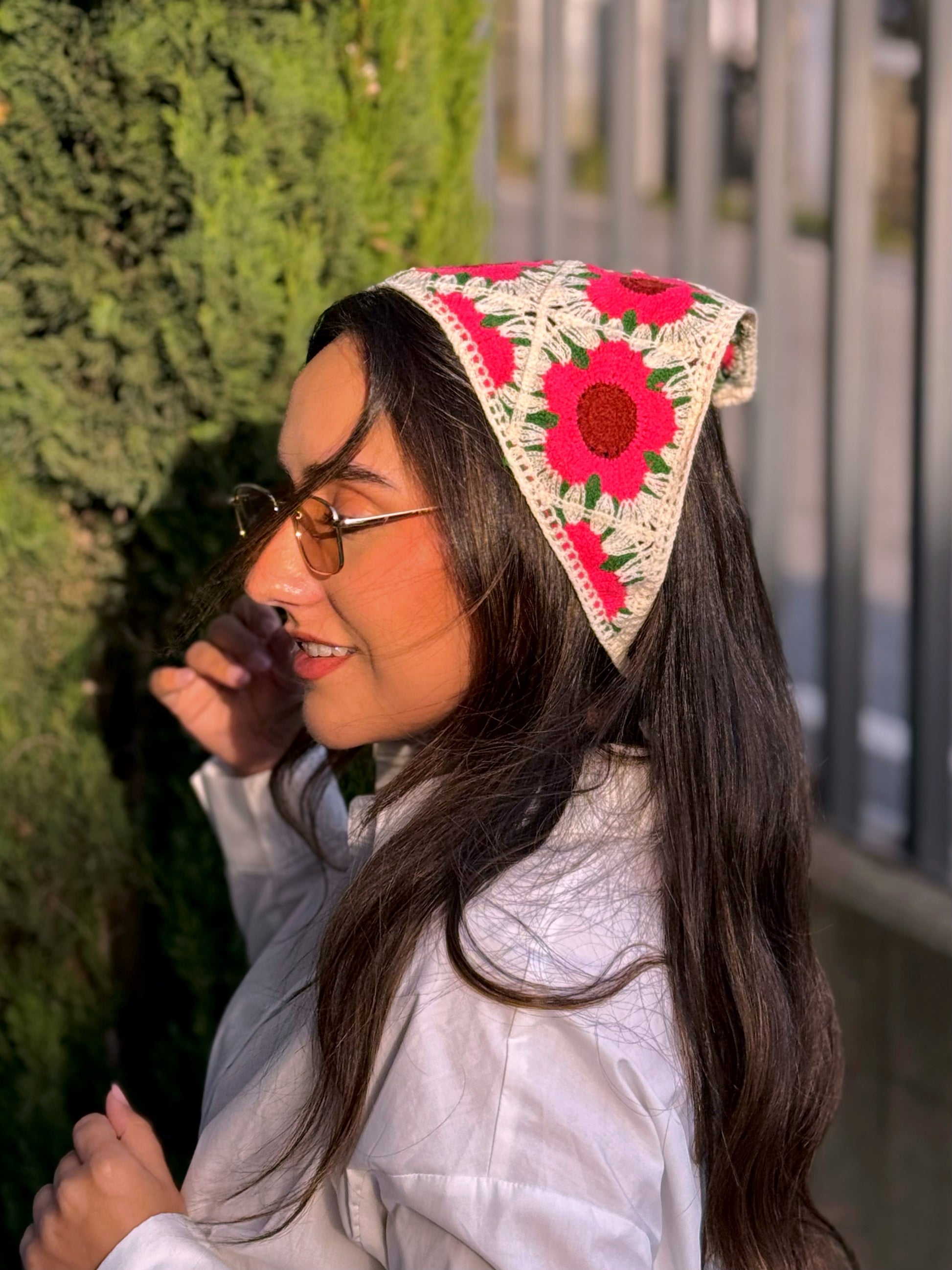 Bandana multifuncional em croché | Bege com Flores Rosa e Bordô