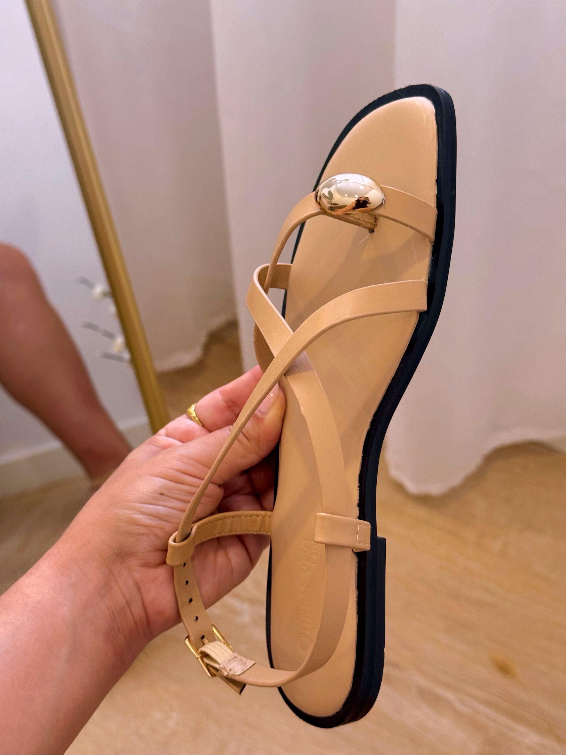 Sandália com fivelas entrelaçadas e pormenor oval dourado | Bege
