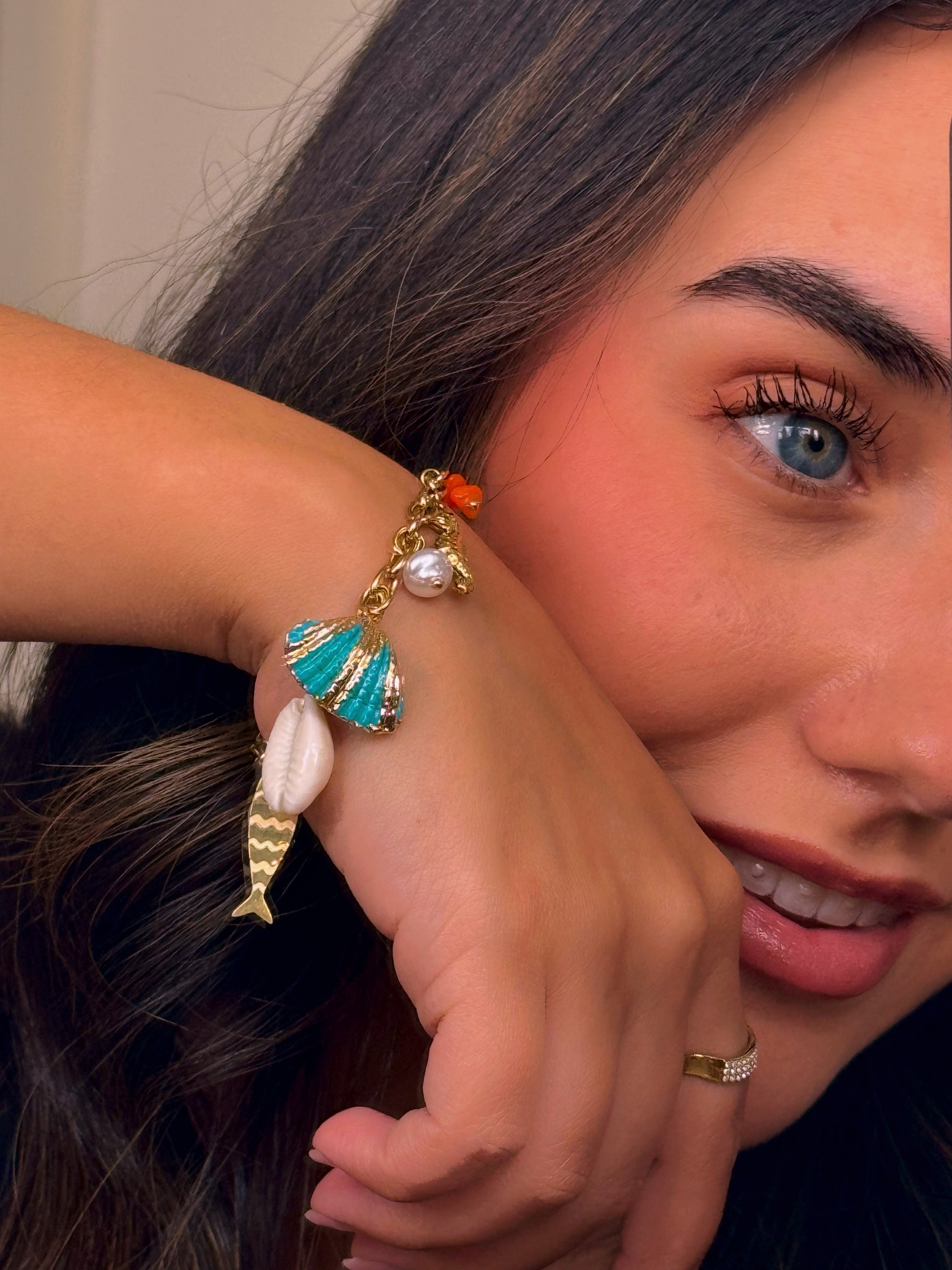 𝐄𝐝𝐢𝐜̧𝐚̃𝐨 𝐋𝐢𝐦𝐢𝐭𝐚𝐝𝐚 𝐕𝐞𝐫𝐚̃𝐨 🐚 Pulseira corrente com concha turquesa e vários pendentes | Dourado