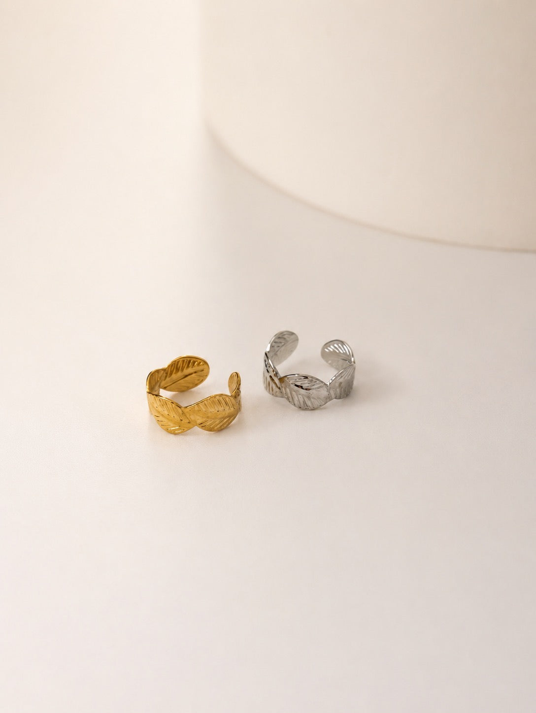 Earcuff ajustável • efeito folhinhas com relevos | 2 Cores
