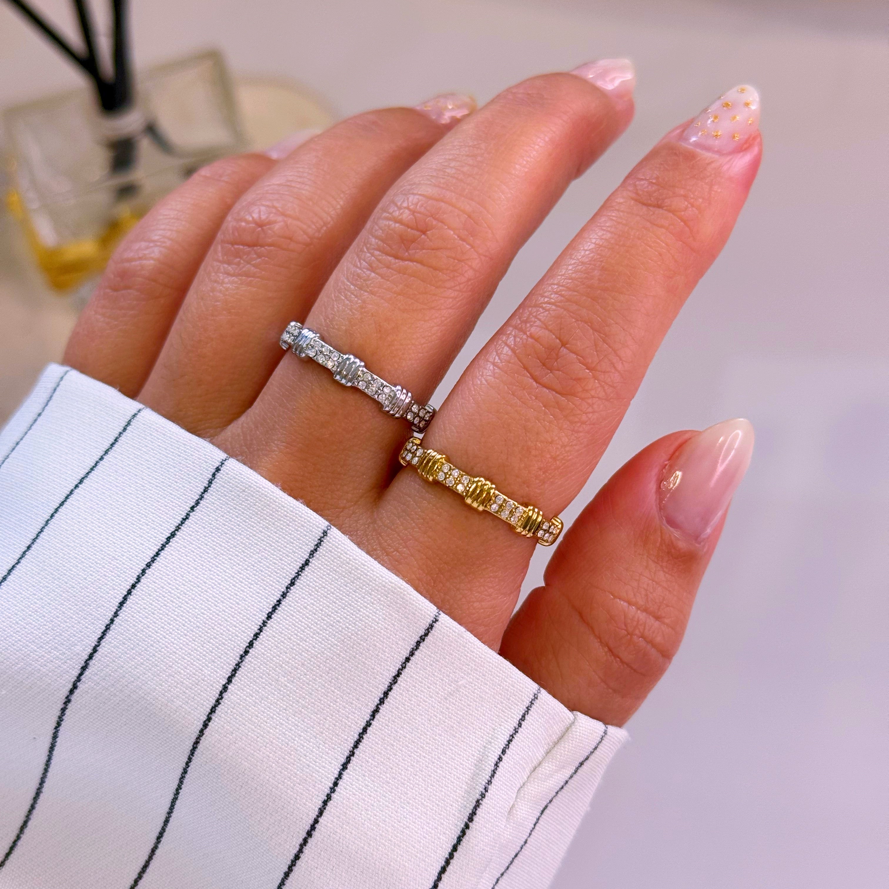 Anel ajustável pormenores relevos e brilhantes | 2 Cores