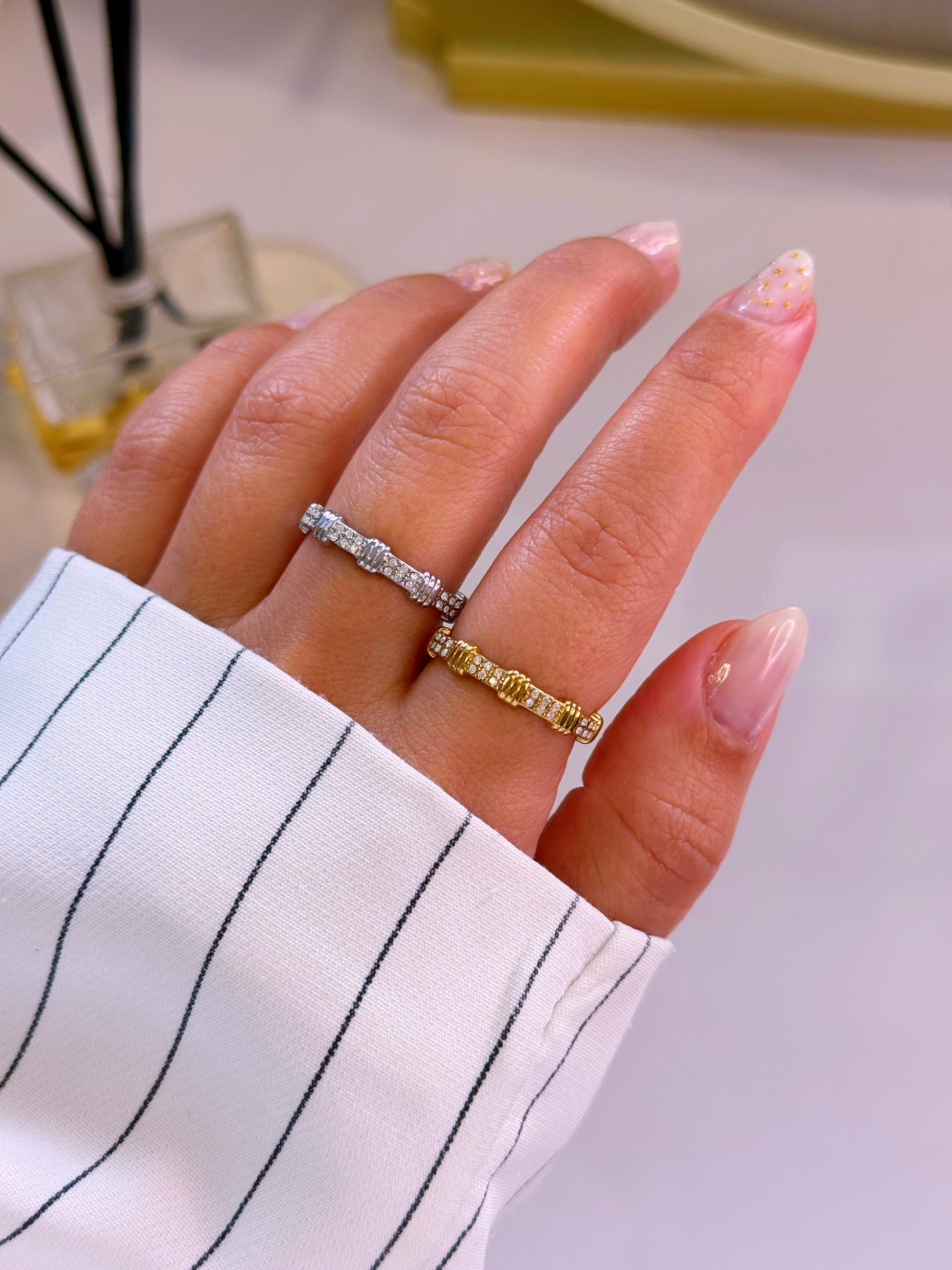 Anel ajustável pormenores relevos e brilhantes | 2 Cores