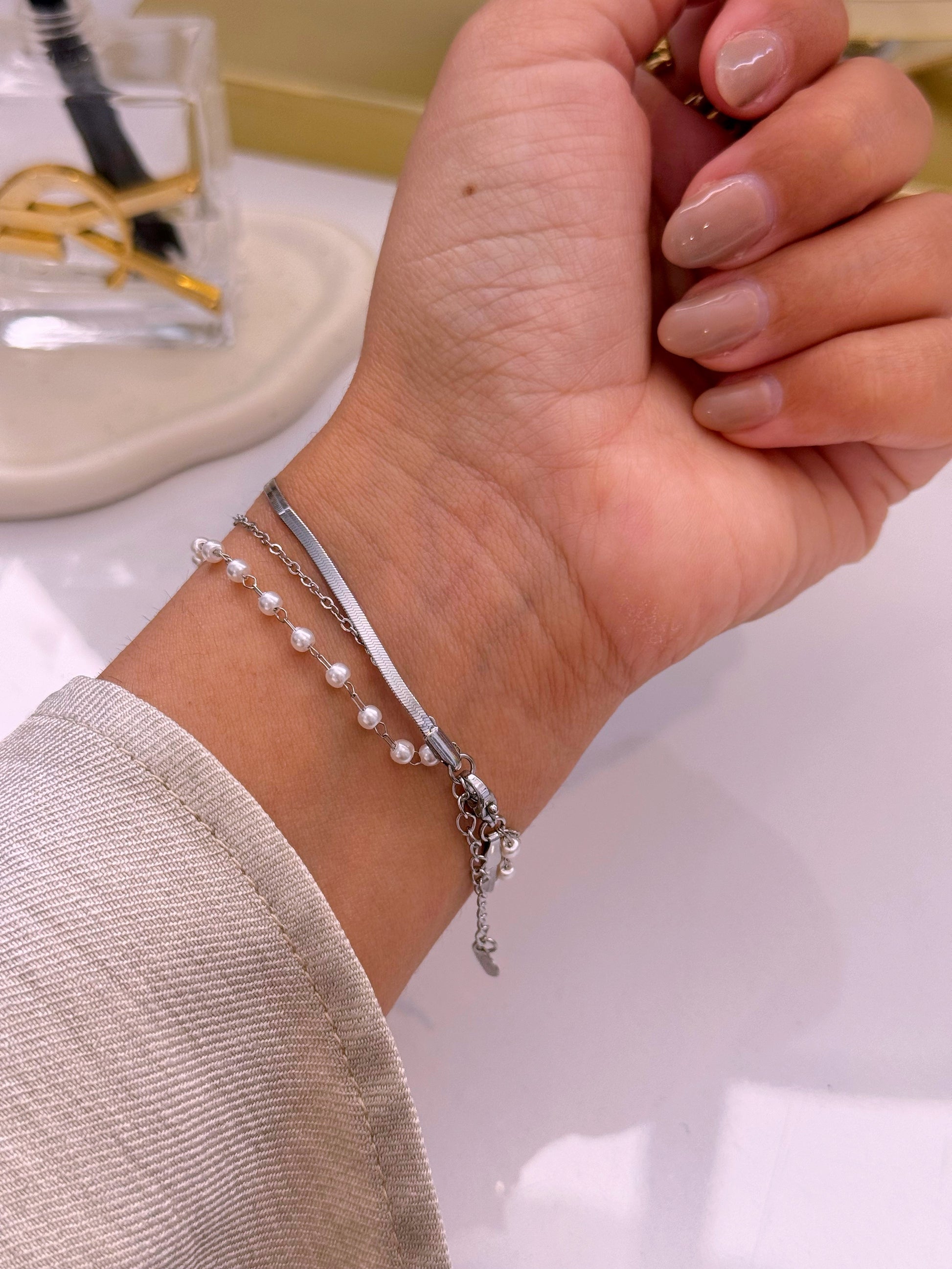 Pulseira efeito triplo • malha achatada, fininha com pérolas e fininha com coração | Prateado