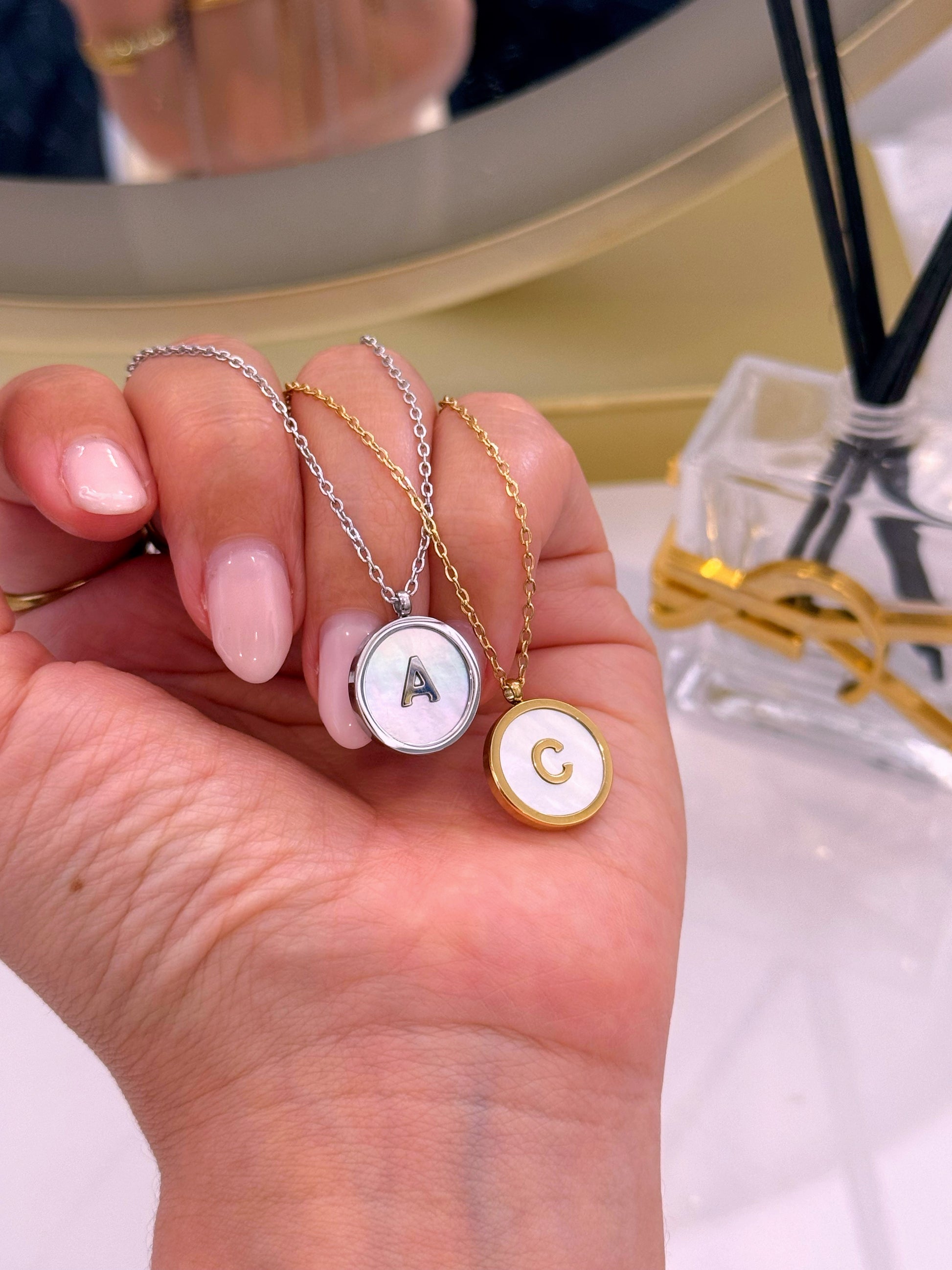 Colar medalha inicial com fundo madre pérola | 19 letras • 2 cores