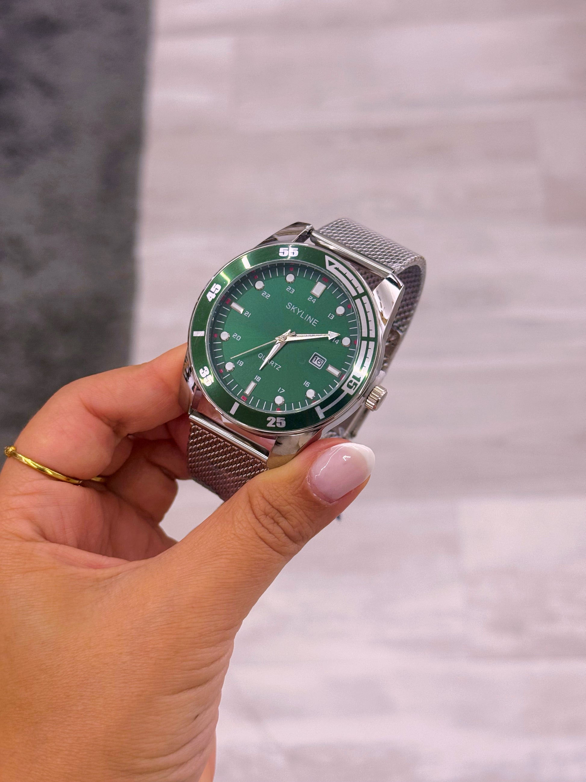 Relógio Analógico Skyline | Prateado com mostrador verde