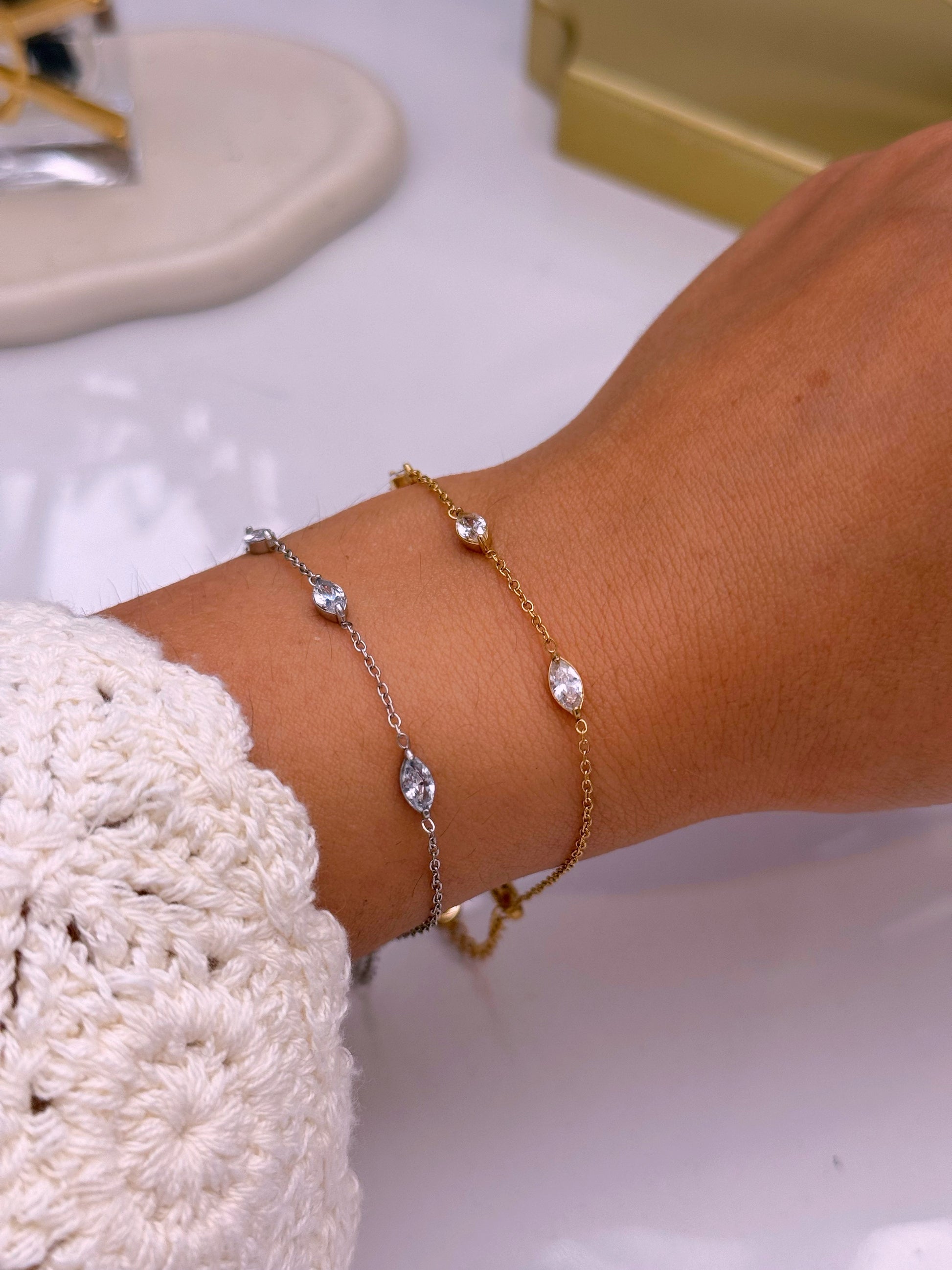 Pulseira delicada com 3 brilhantes ovais | 2 cores
