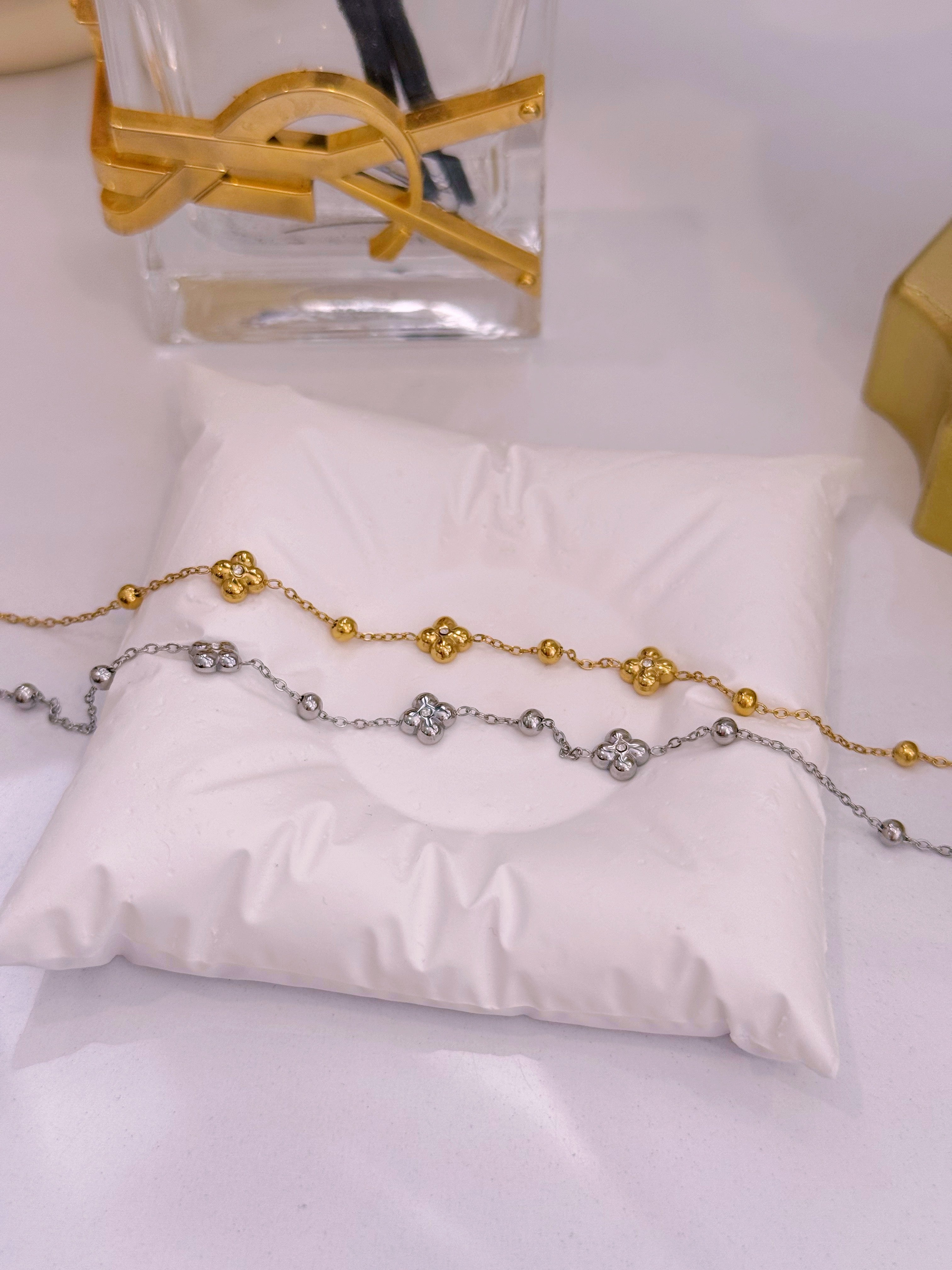 Pulseira com mini flores com brilhantes e bolinhas | 2 Cores