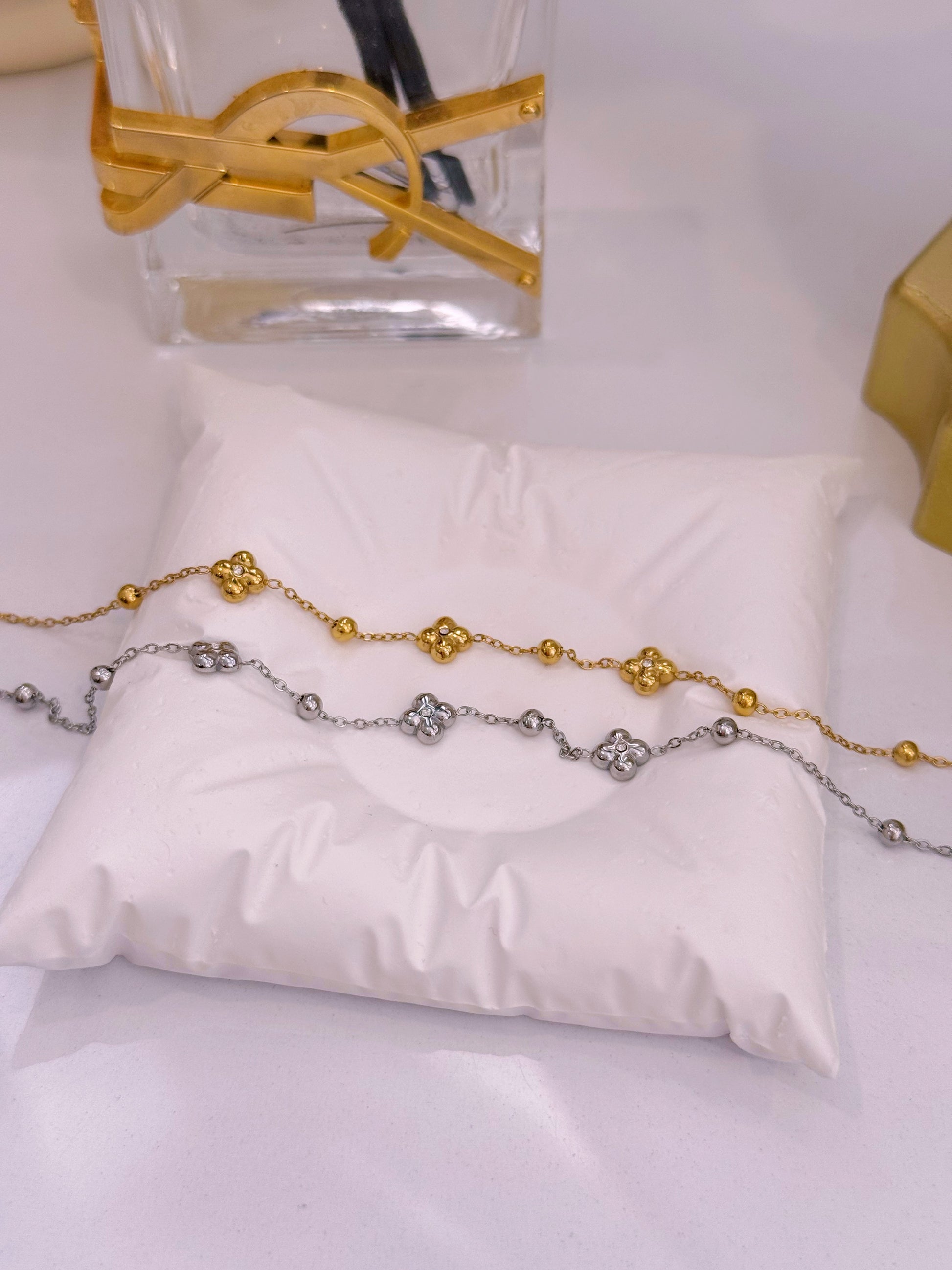 Pulseira com mini flores com brilhantes e bolinhas | 2 Cores