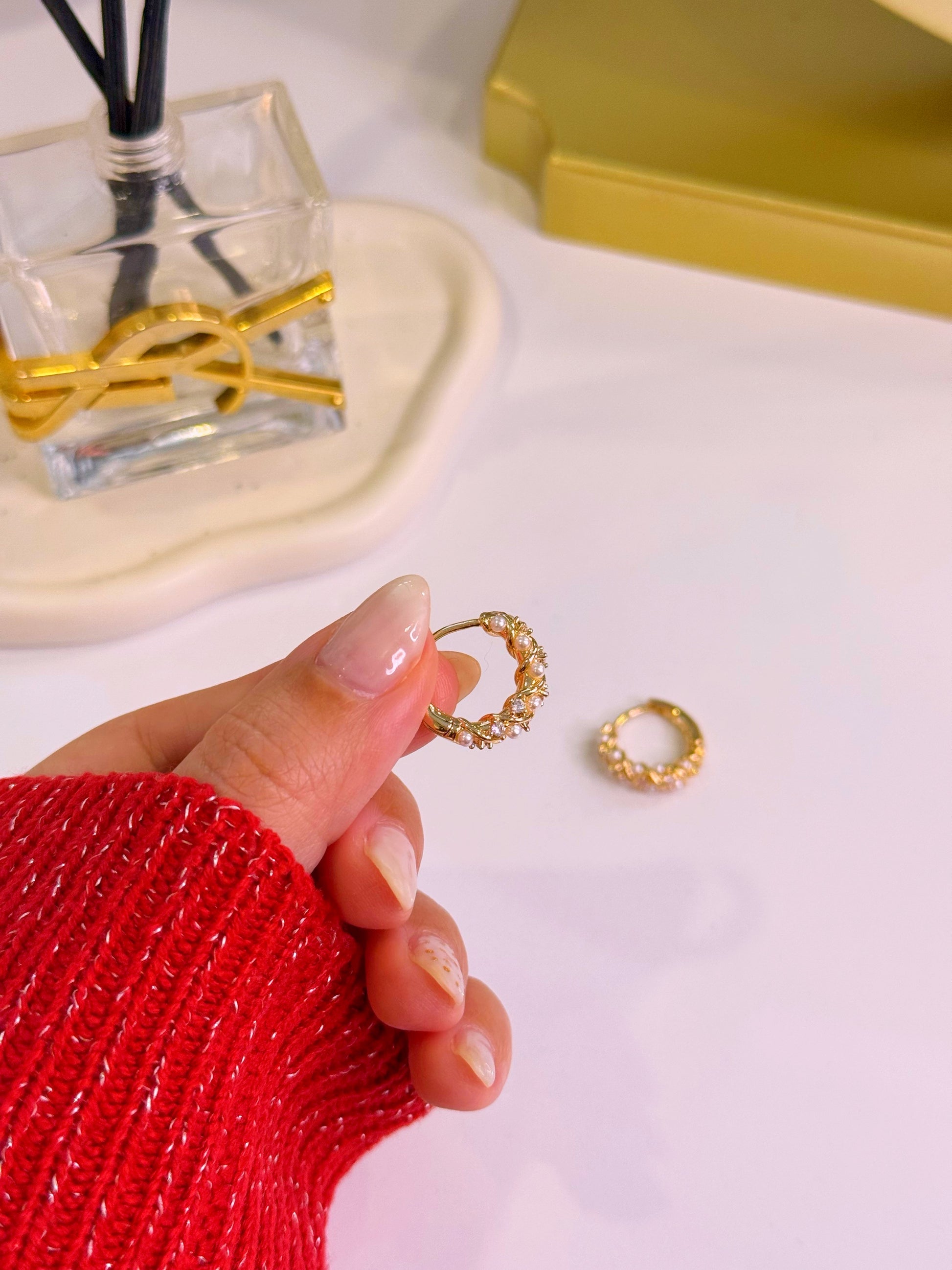 Argolas efeito torcido com pérolas e brilhantes | Dourado