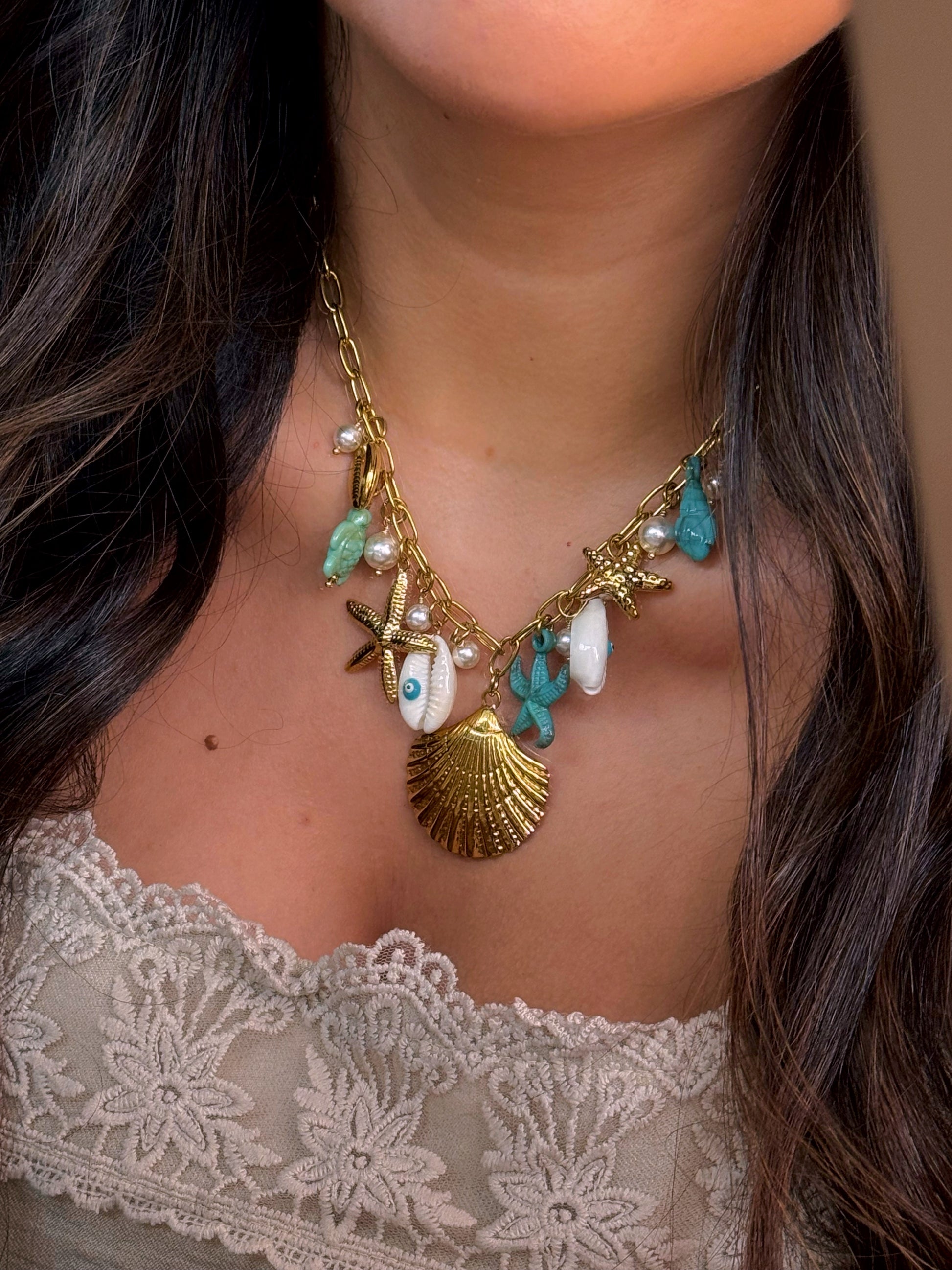𝐄𝐝𝐢𝐜̧𝐚̃𝐨 𝐋𝐢𝐦𝐢𝐭𝐚𝐝𝐚 𝐕𝐞𝐫𝐚̃𝐨 🐚 Colar corrente com estrela do mar turquesa e vários pendentes | Dourado