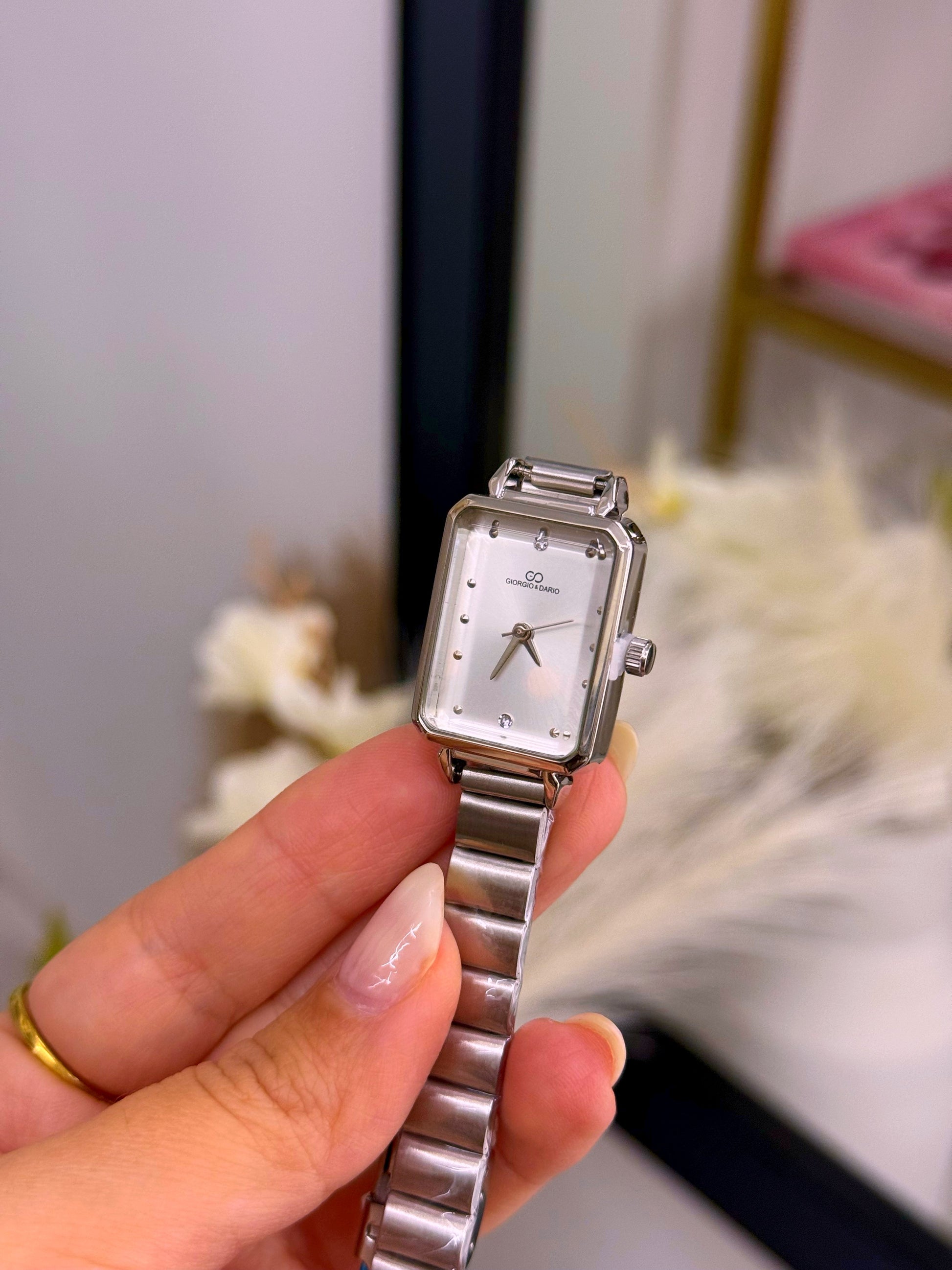 Relógio analógico com mostrador retangular | Prateado