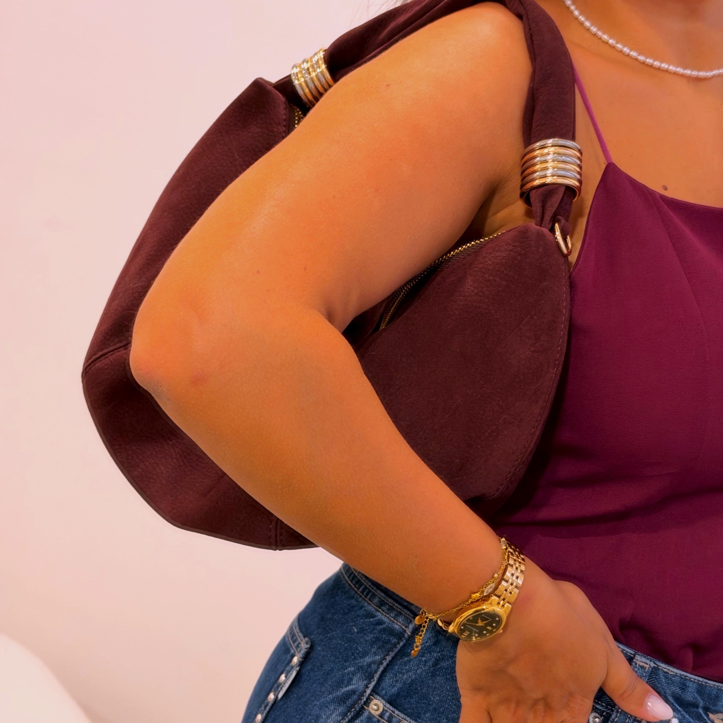 Mala de ombro estilo hobo com mix de argolas metálicas | Bordô • toque aveludado