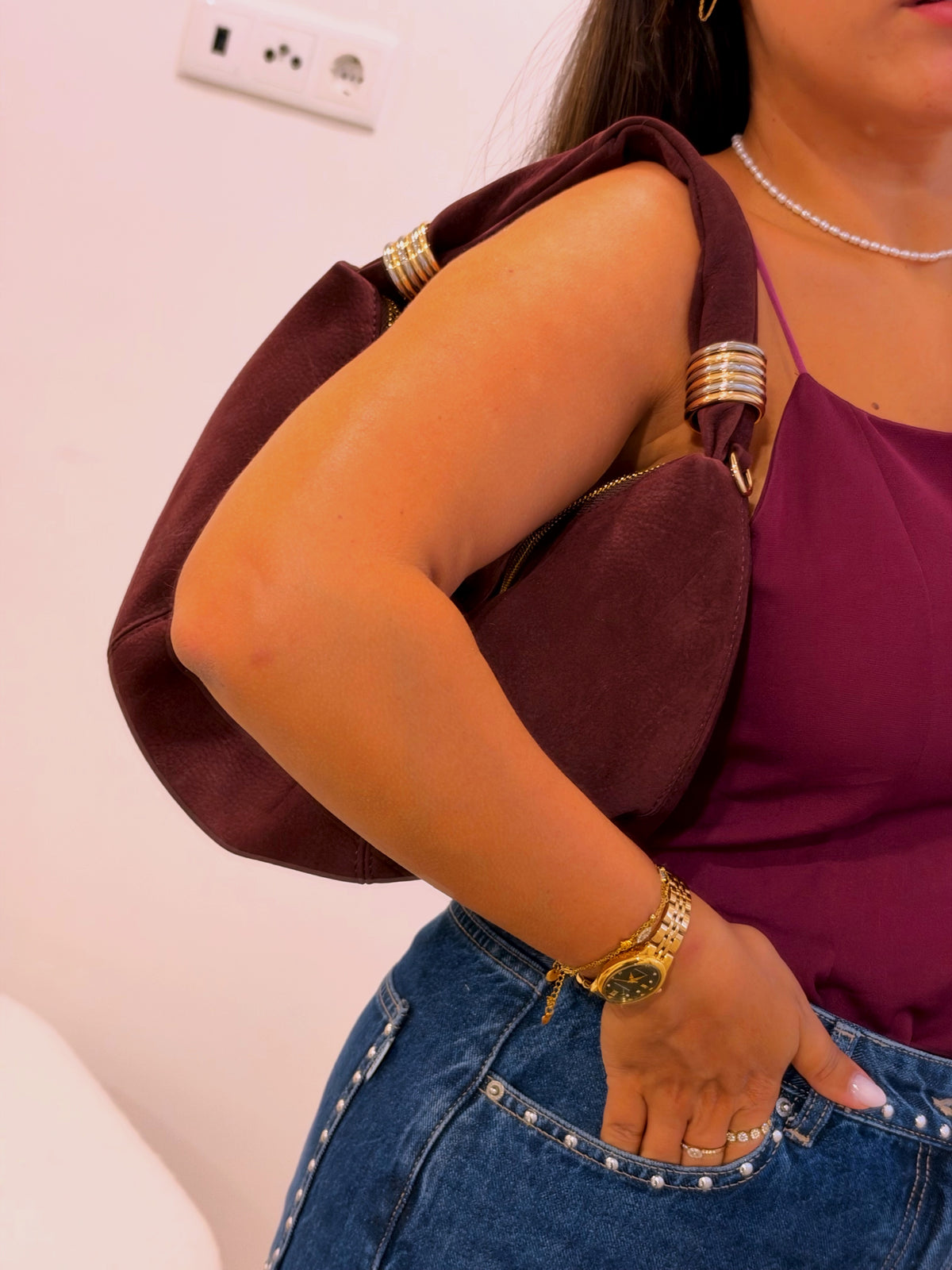 Mala de ombro estilo hobo com mix de argolas metálicas | Bordô • toque aveludado