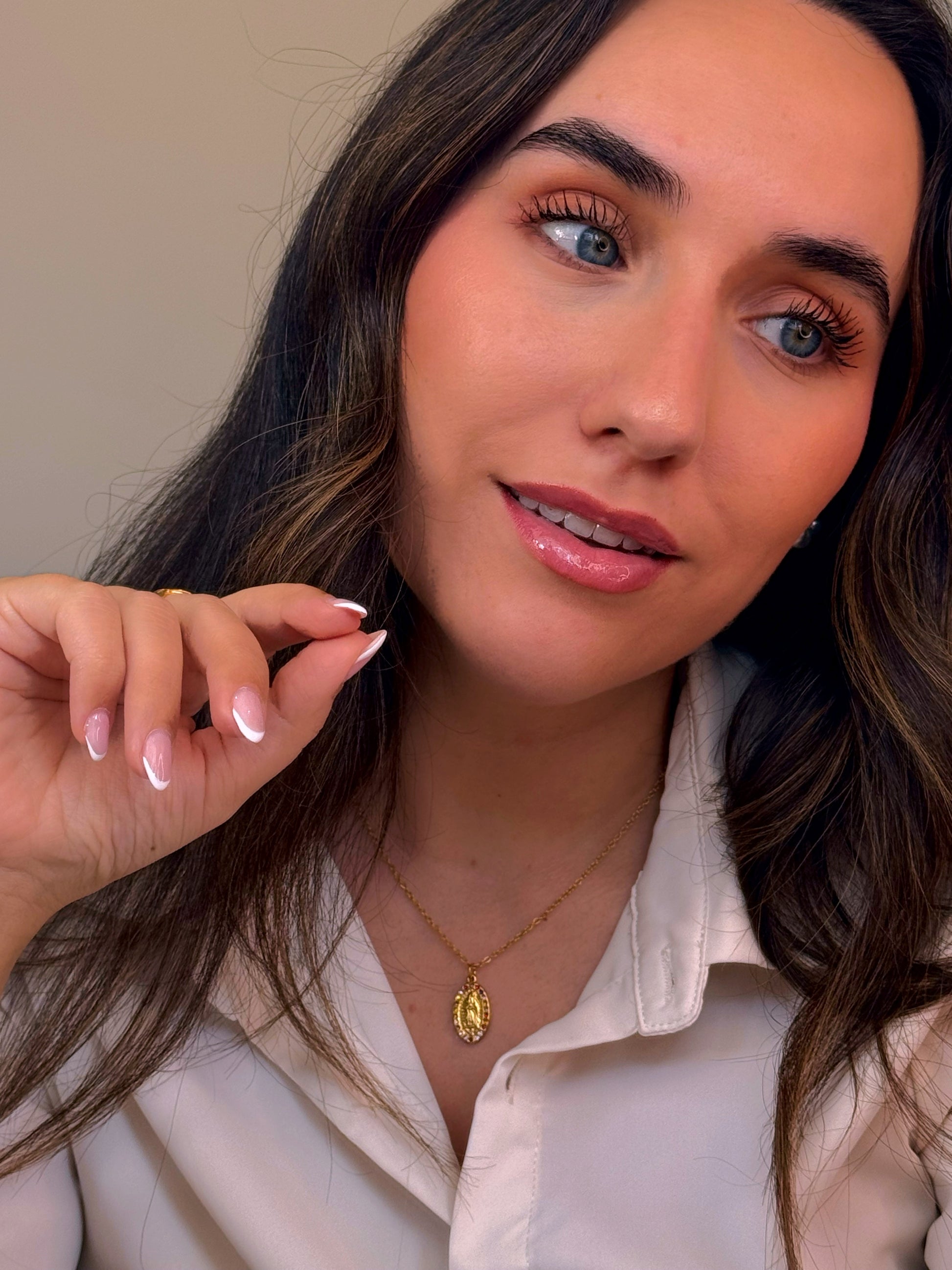 Colar malha fininha com medalha Nª Senhora | Dourado com zircónias coloridas