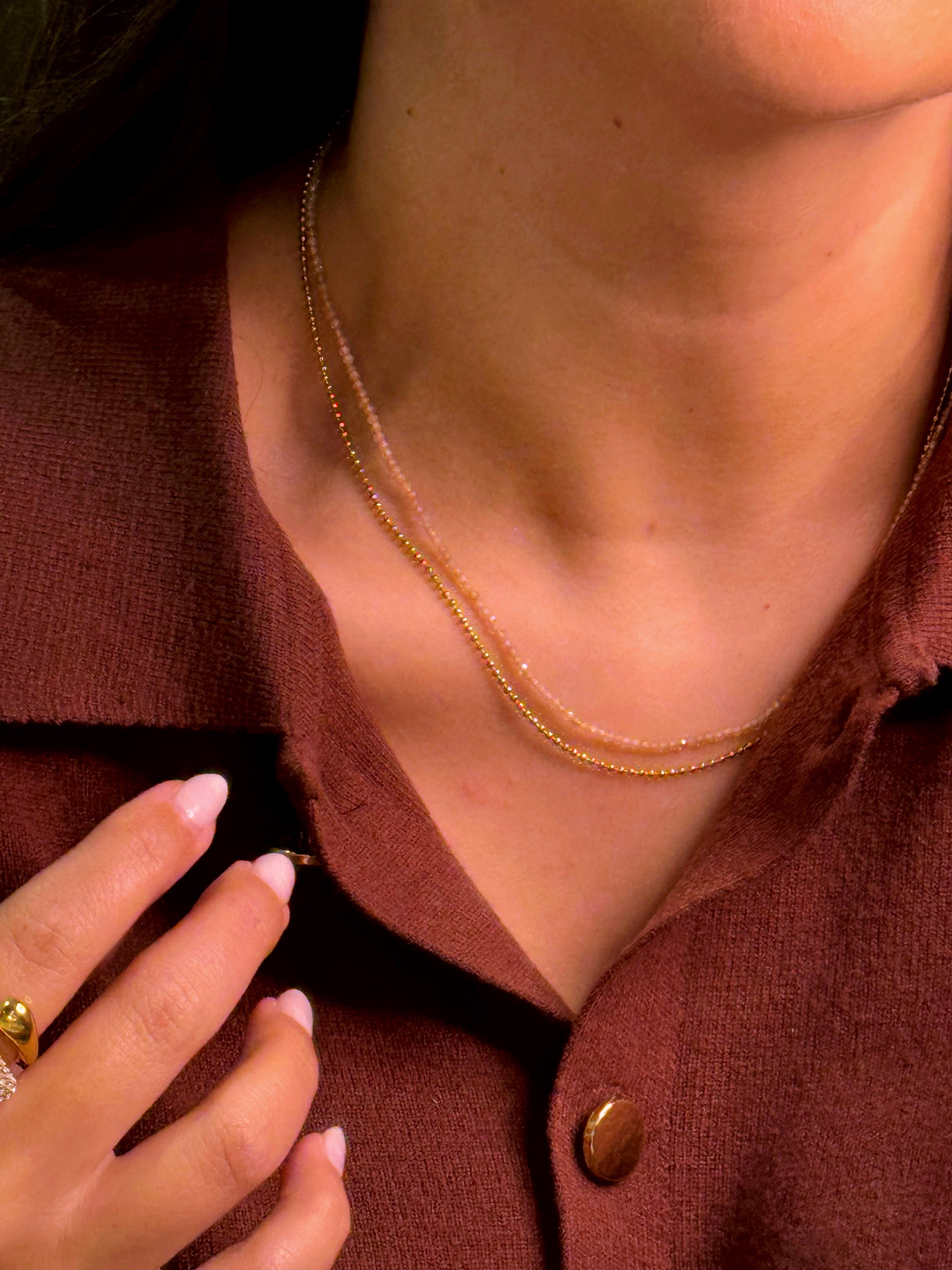 Colar efeito duplo com missangas rosa e bolinhas | Dourado