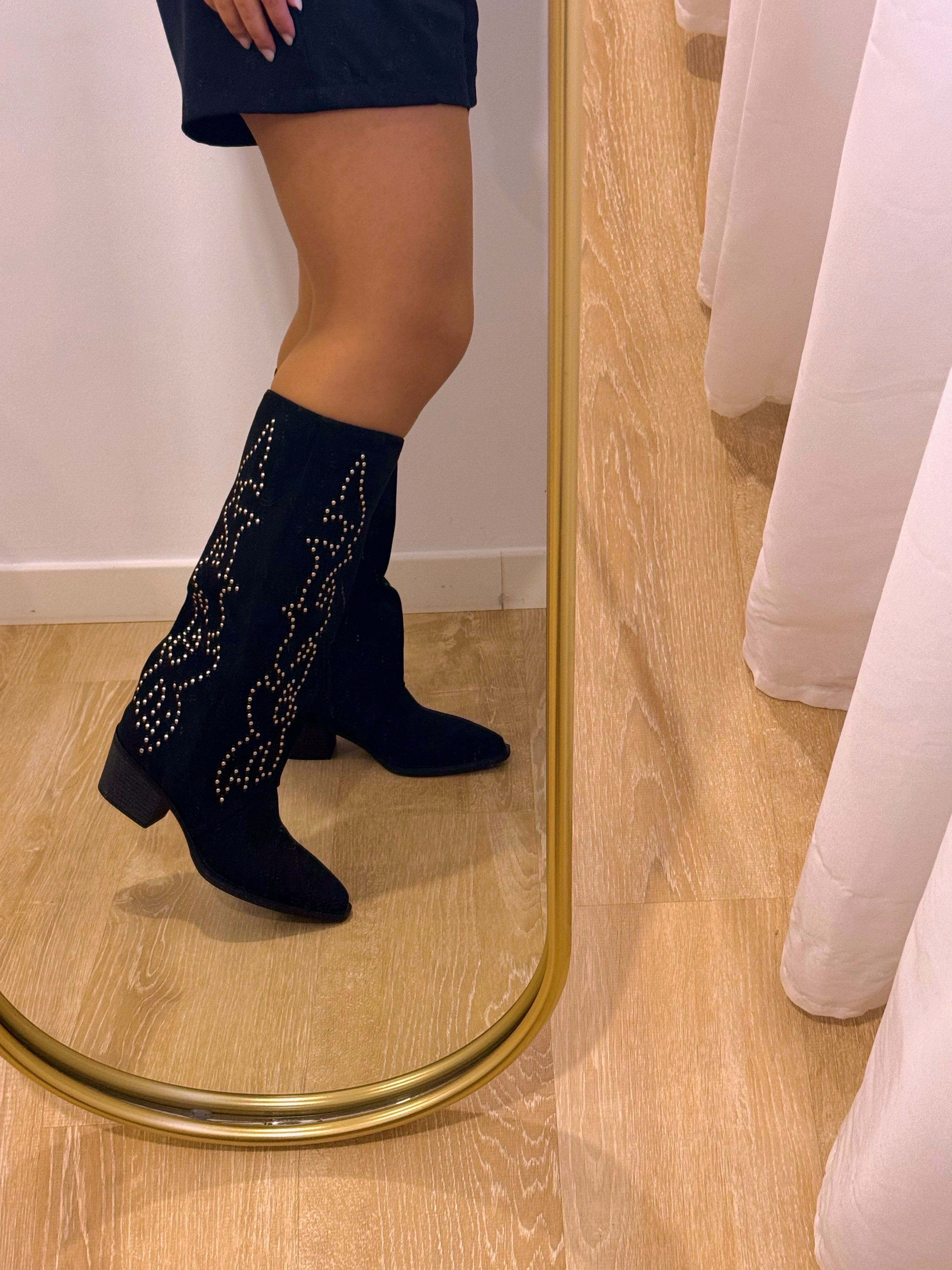 Bota com efeito camurça e pormenores metálicos • Preto