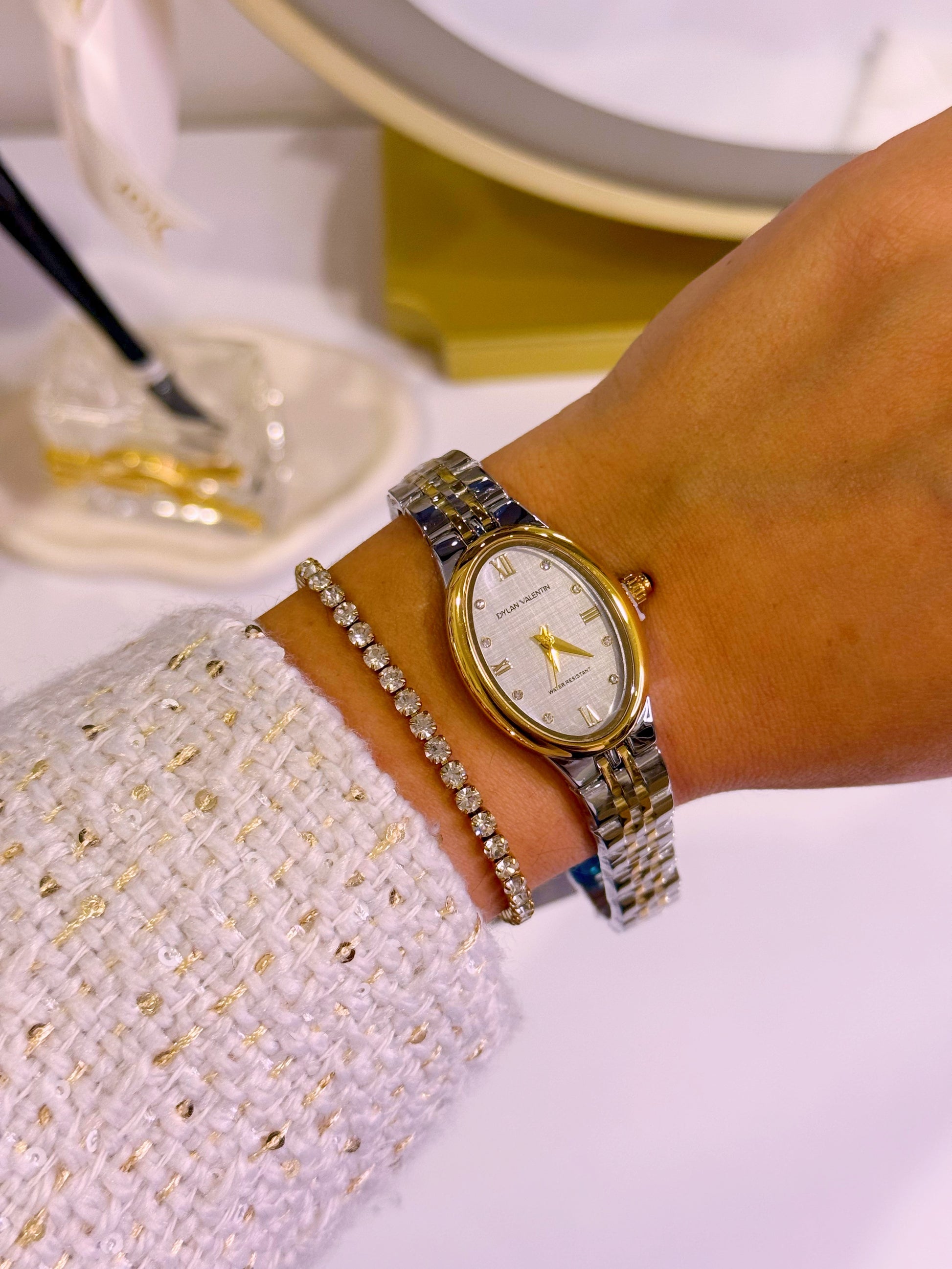 Relógio analógico mostrador oval • prateado e dourado | Fundo Branco